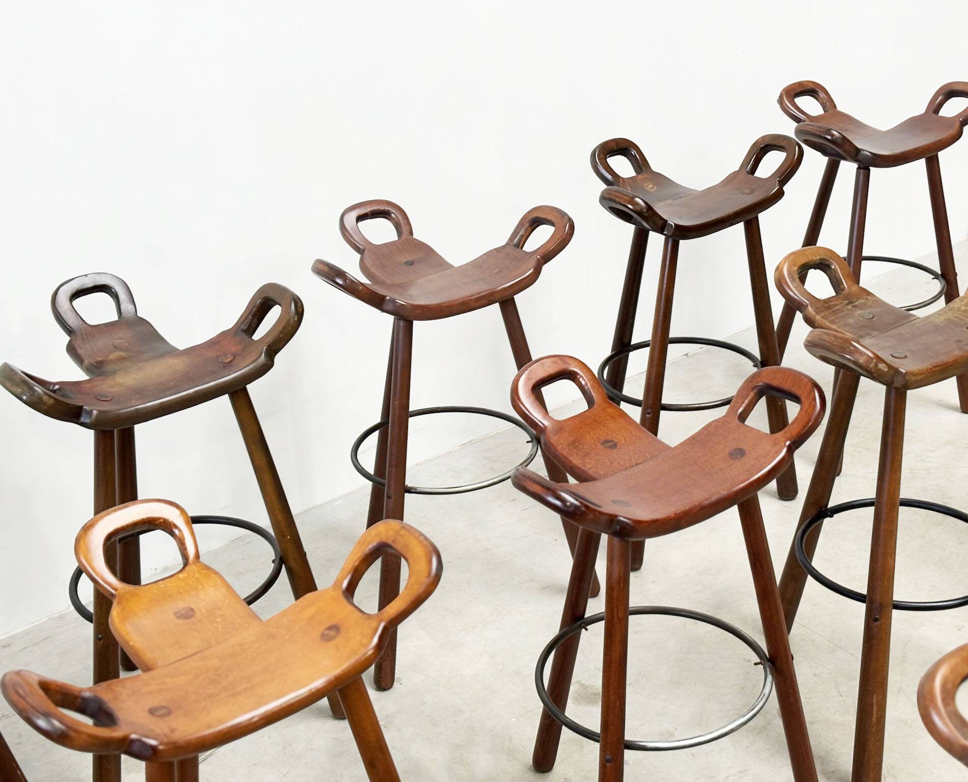 Grand ensemble de tabourets de bar espagnols, vendus à l'unité