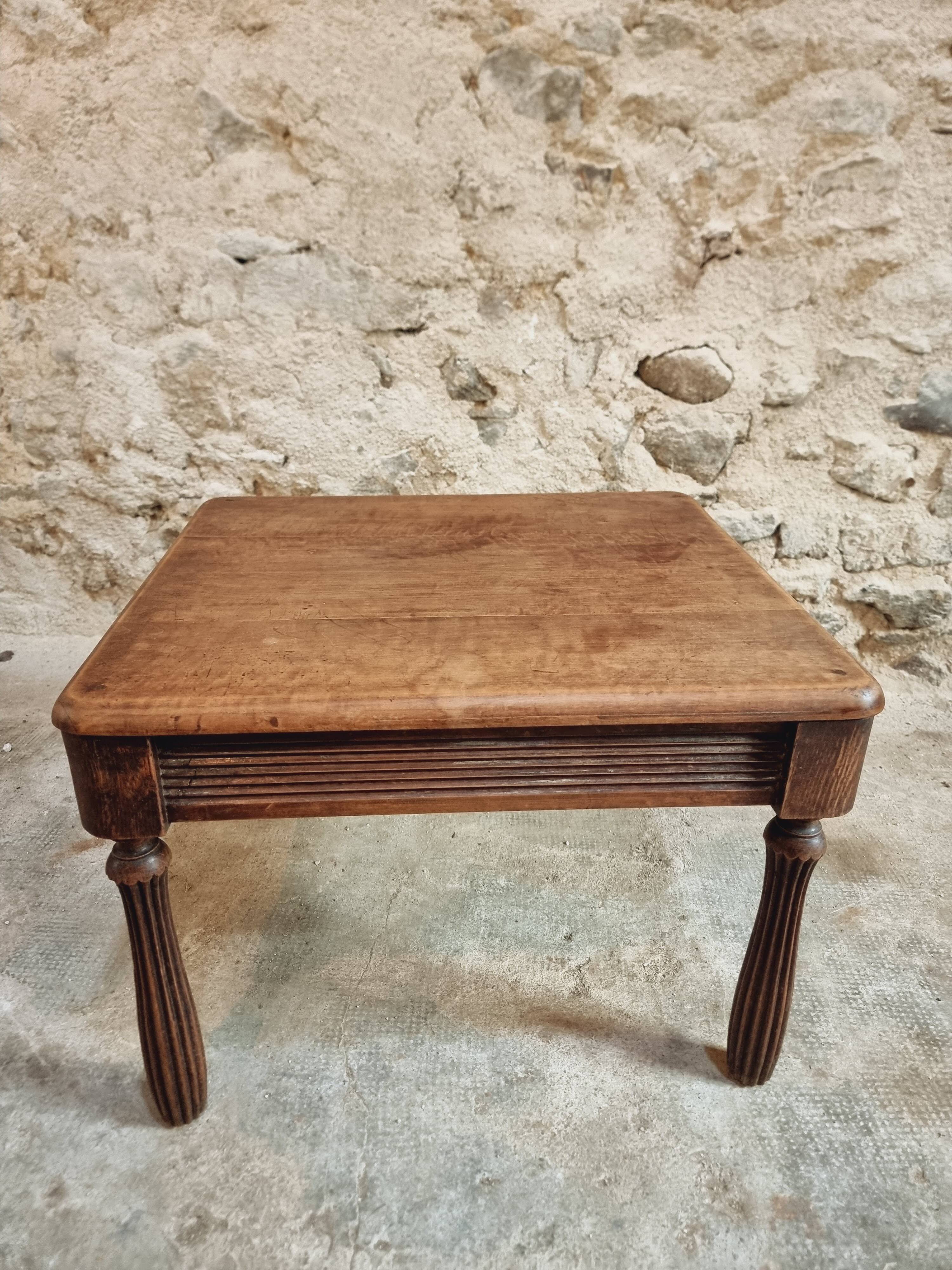 Table basse ancienne en noyer et chêne – France, vers 1900