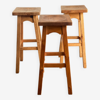 Trio de tabourets de bar en bois de pin vintage