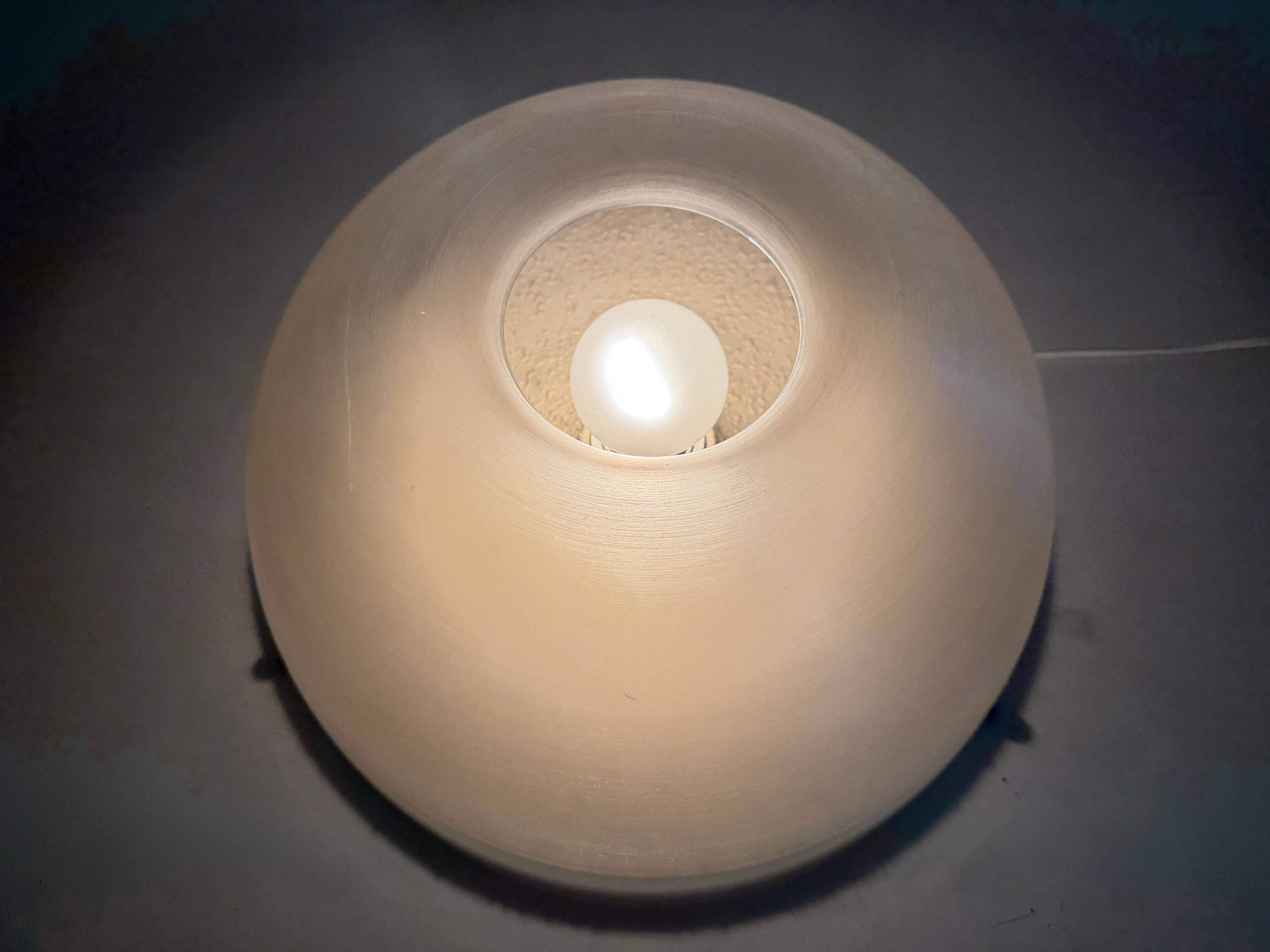 Lampe de table en métal semi-transparent et plexiglas par Harvey Guzzini, années 1960, Italie