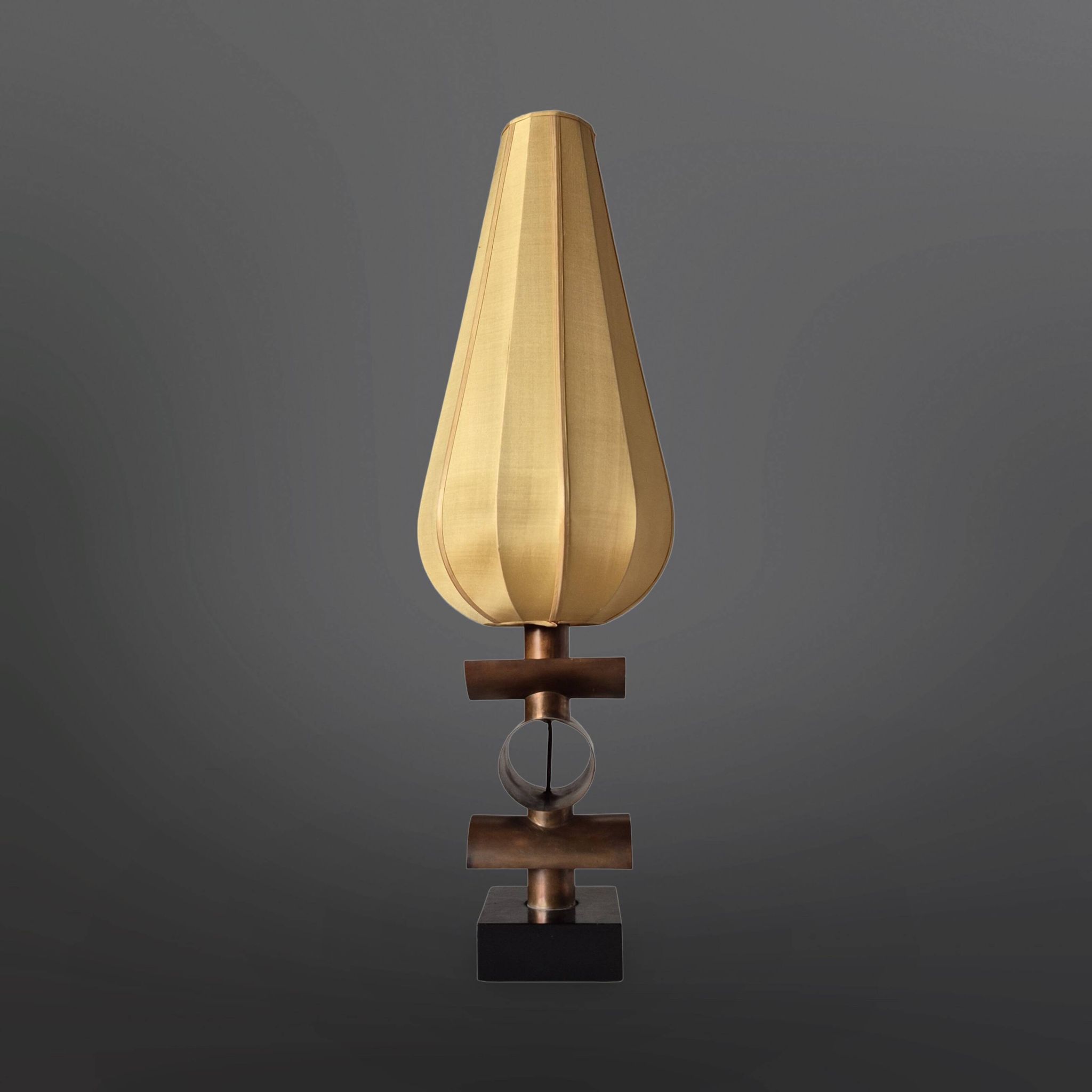 Lampe de table moderne en cuivre et soie, Pays-Bas, années 1950.