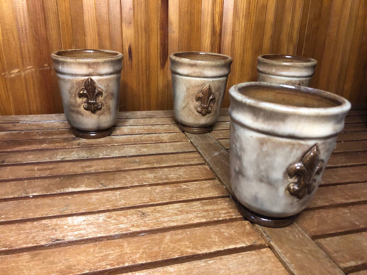 Set of 4 beige ceramic mugs fleur de lys vintage