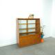 Vintage fineer toonbank, winkel vitrine met schuifdeuren