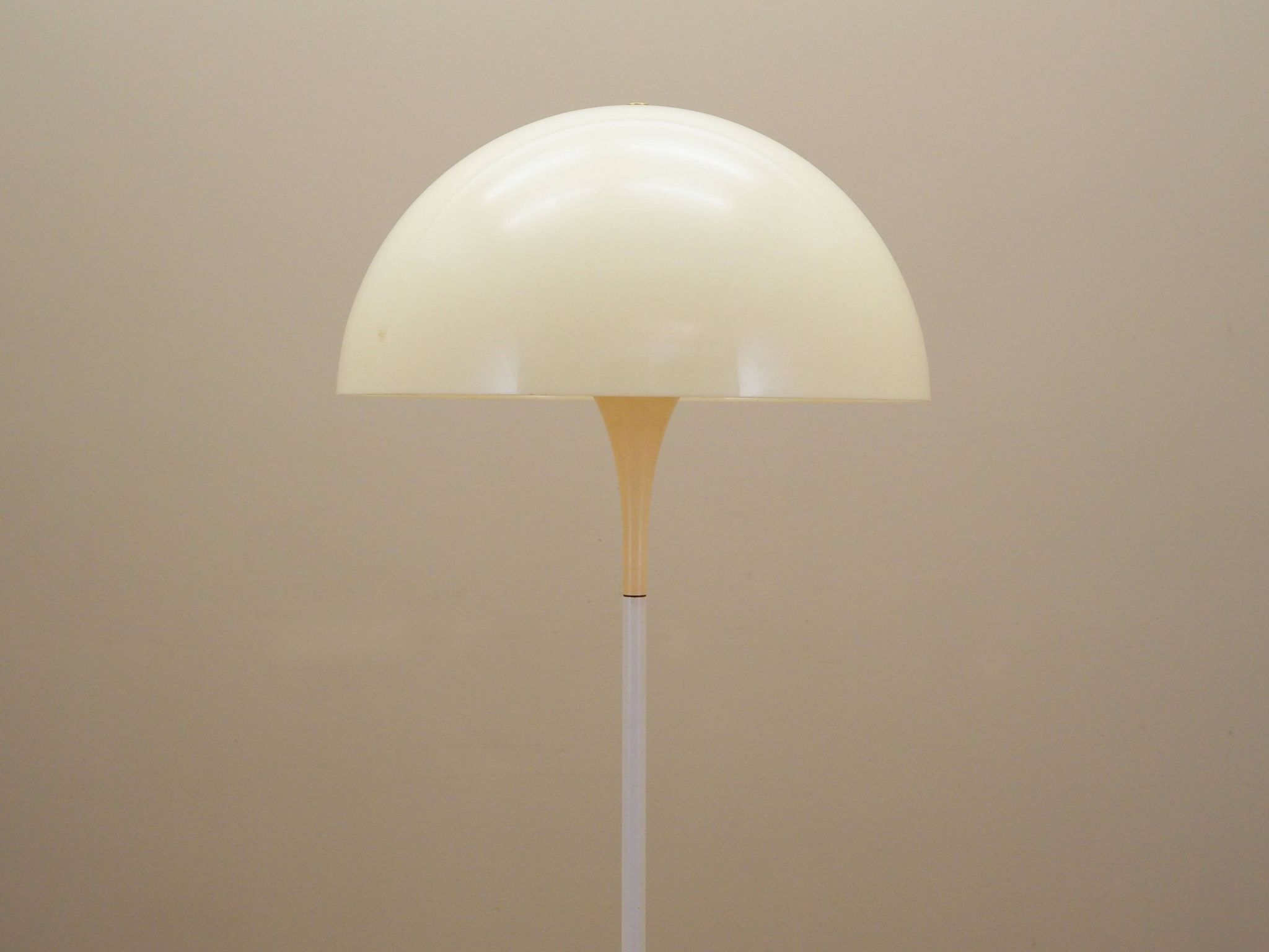 Floor lamp Panthella, Danish design, 1970s, manufacturer: Louis Poulsen, de