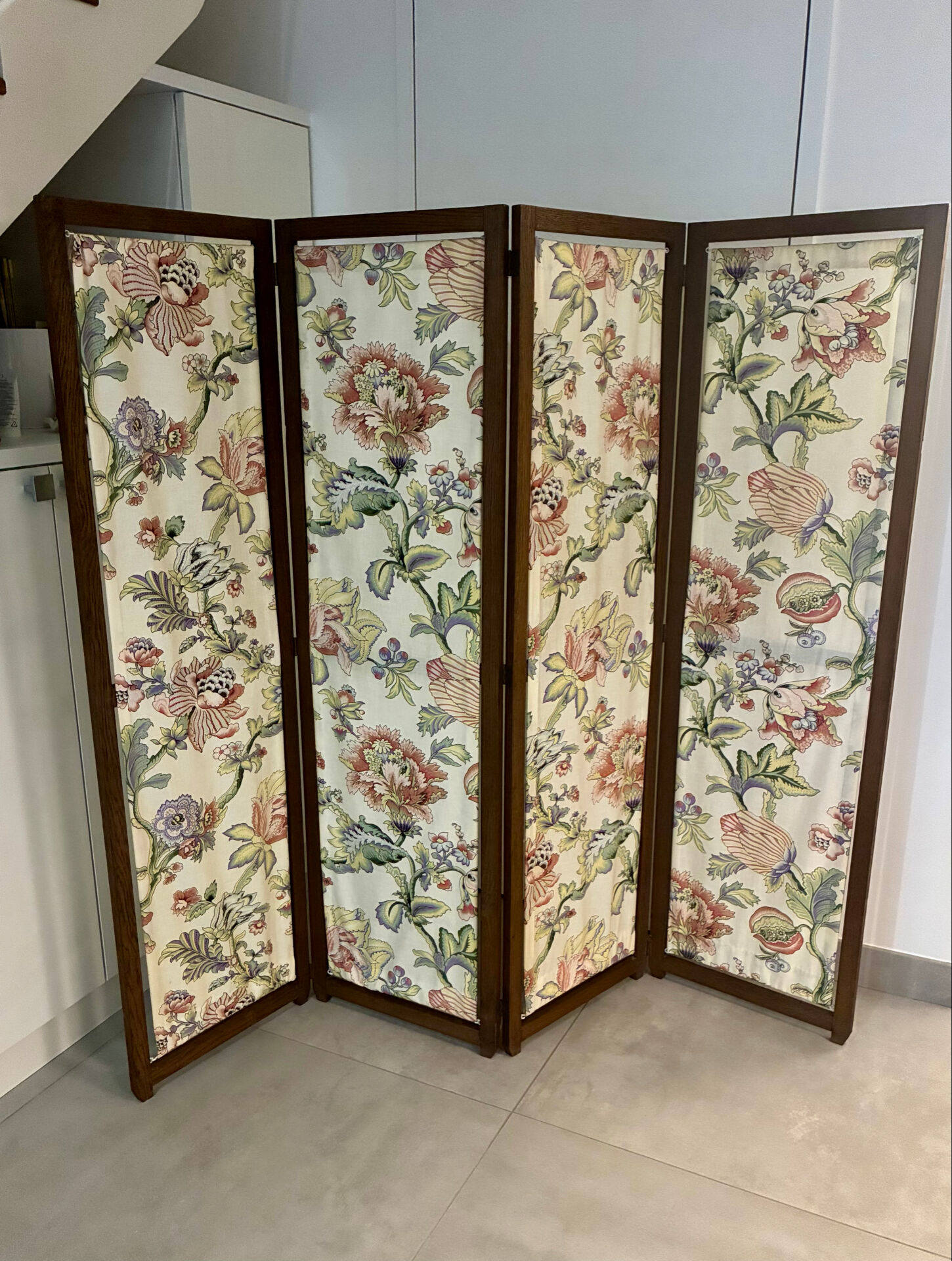 1950 oak screen with 4 panels in very good condition.
