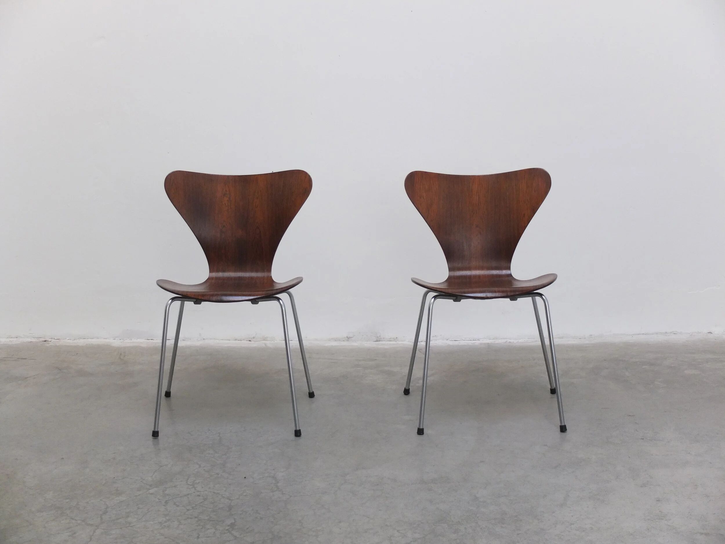 Pair of 'Series 7' chairs in rosewood by Arne Jacobsen for Fritz Hansen, 1955