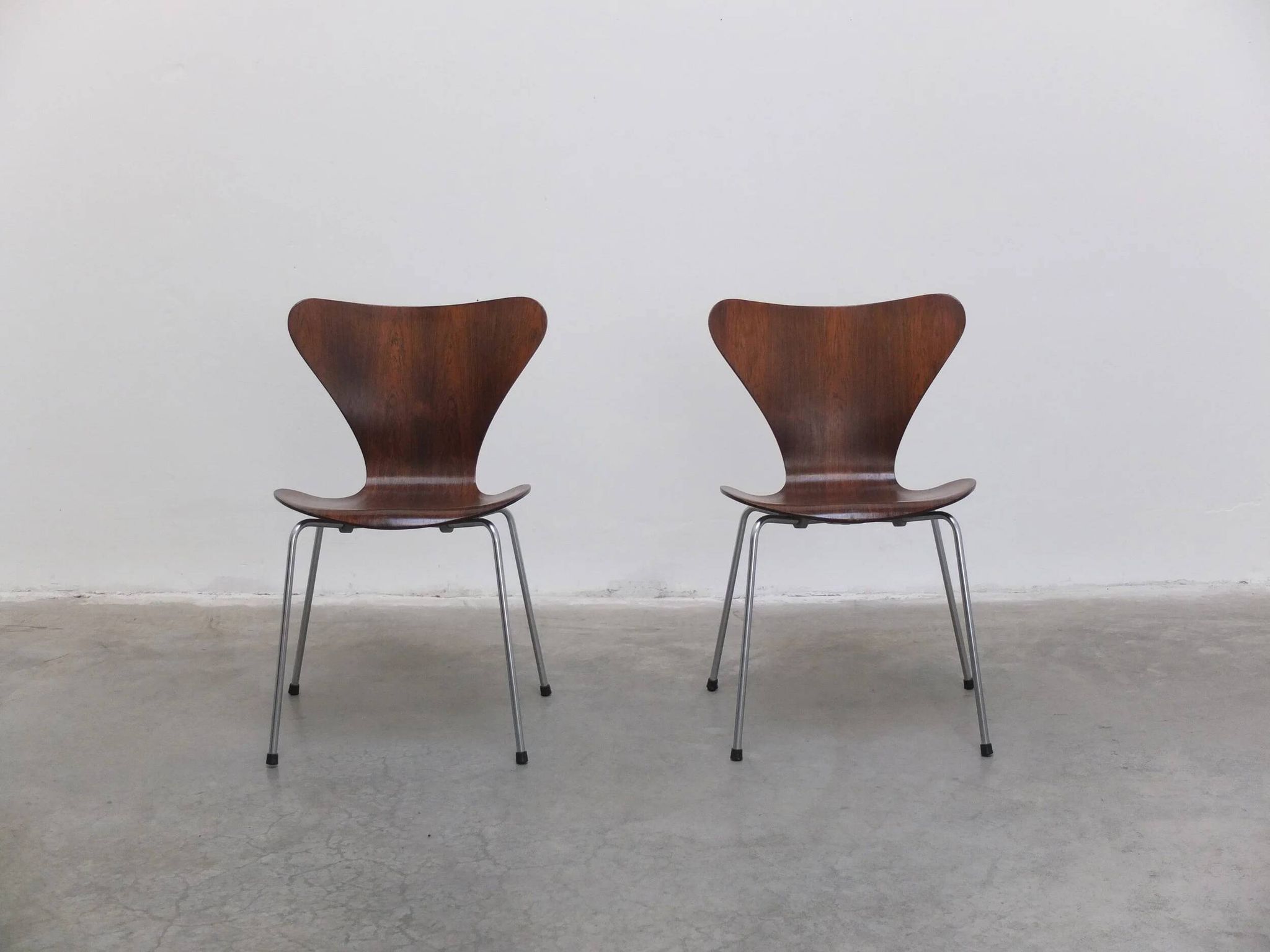 Pair of 'Series 7' chairs in rosewood by Arne Jacobsen for Fritz Hansen, 1955