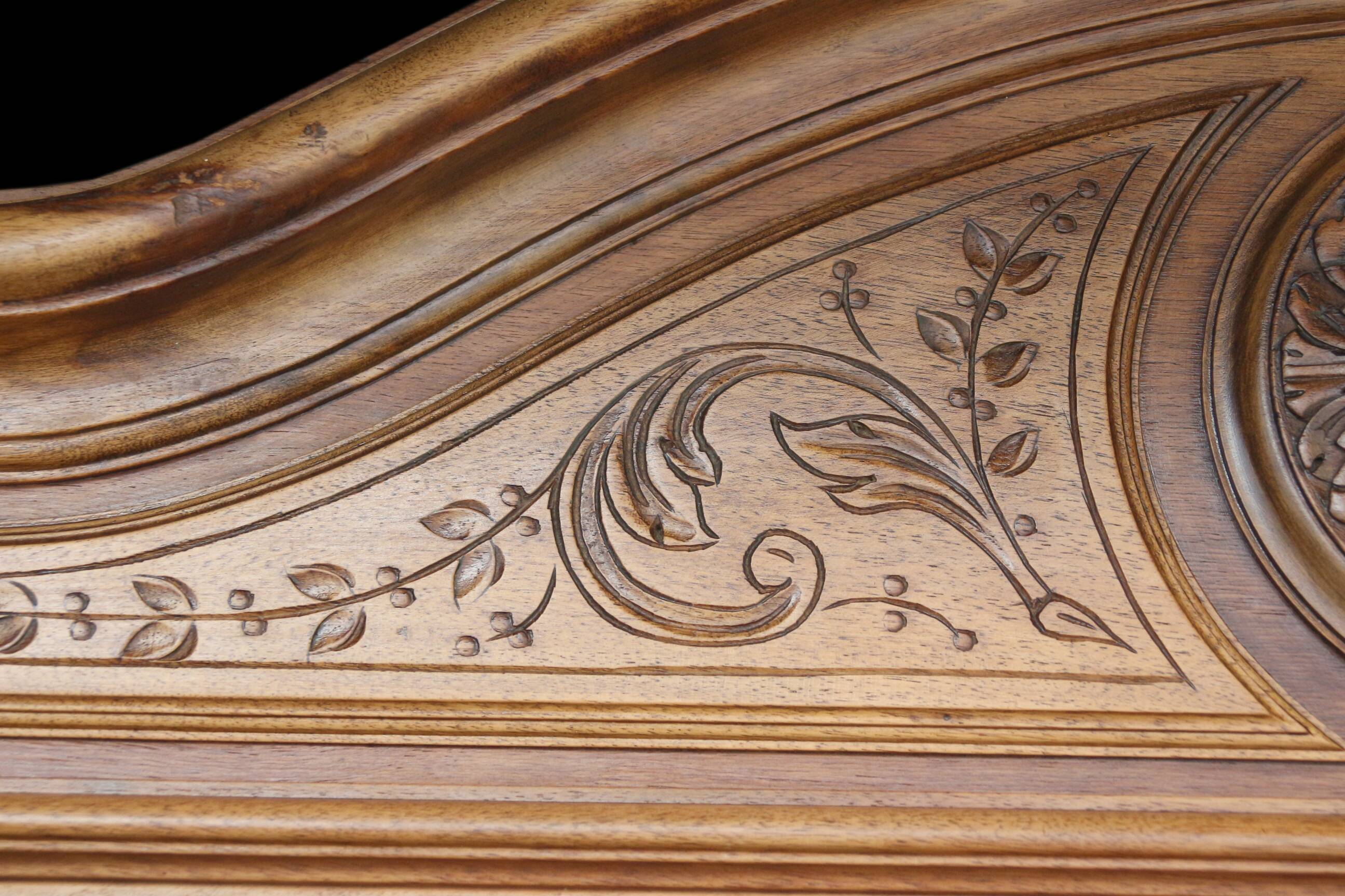 Armoire en noyer vers 1880