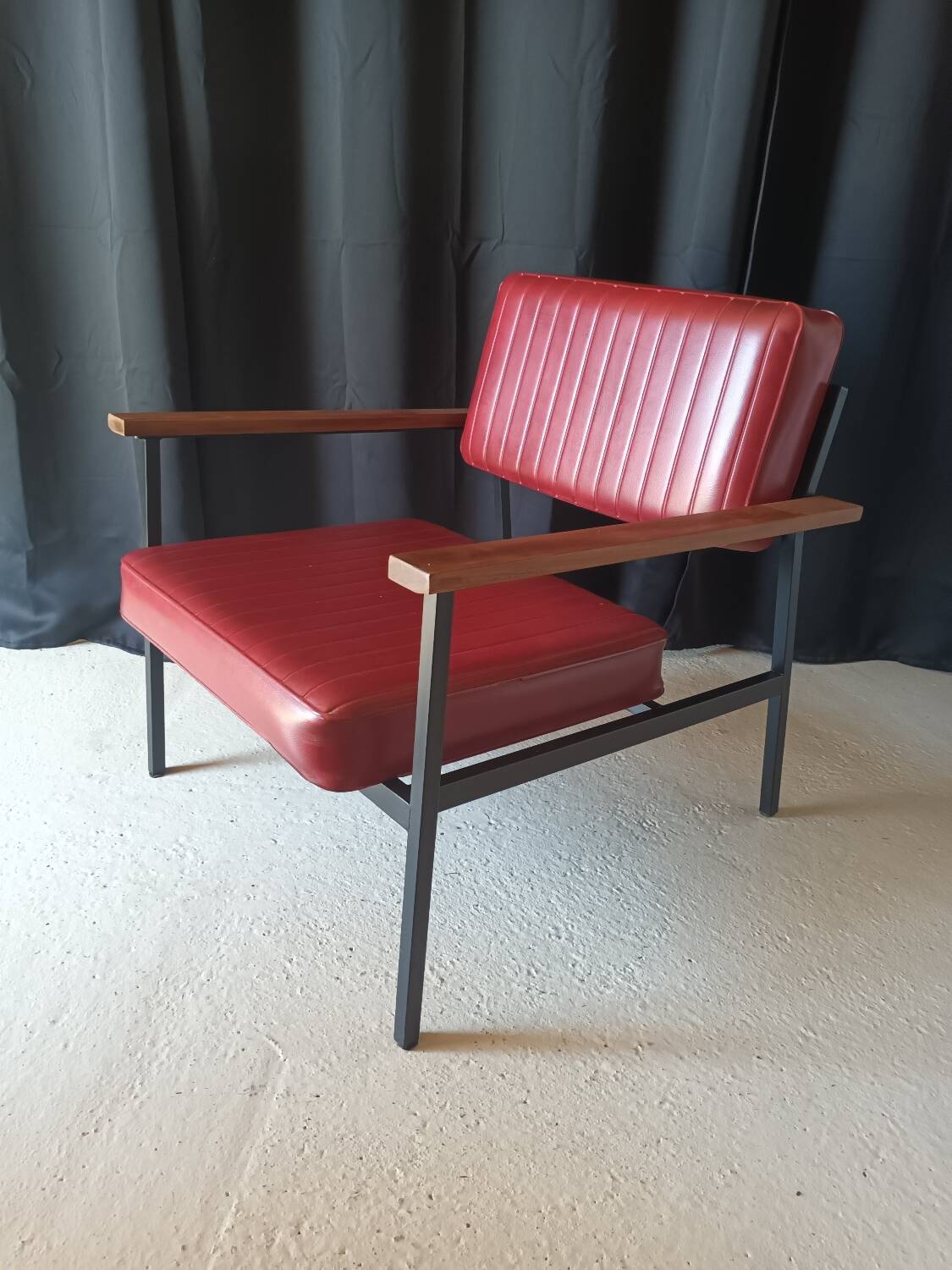 Vintage armchair in burgundy leatherette, wood and black metal