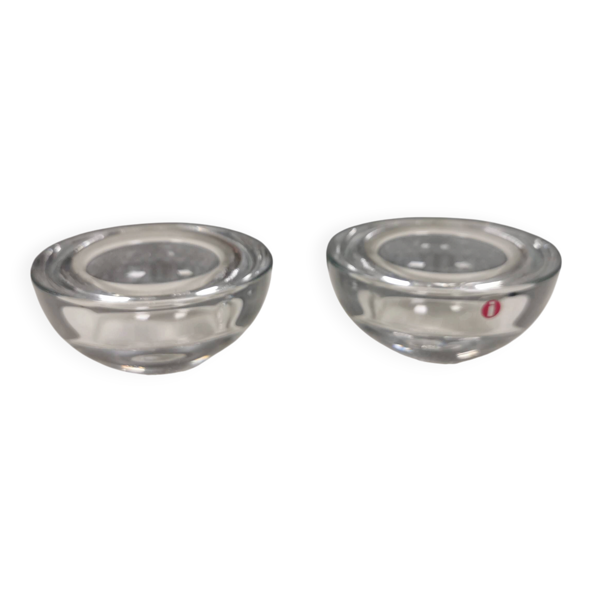 Un ensemble de bougeoirs iittala en verre transparent clair.