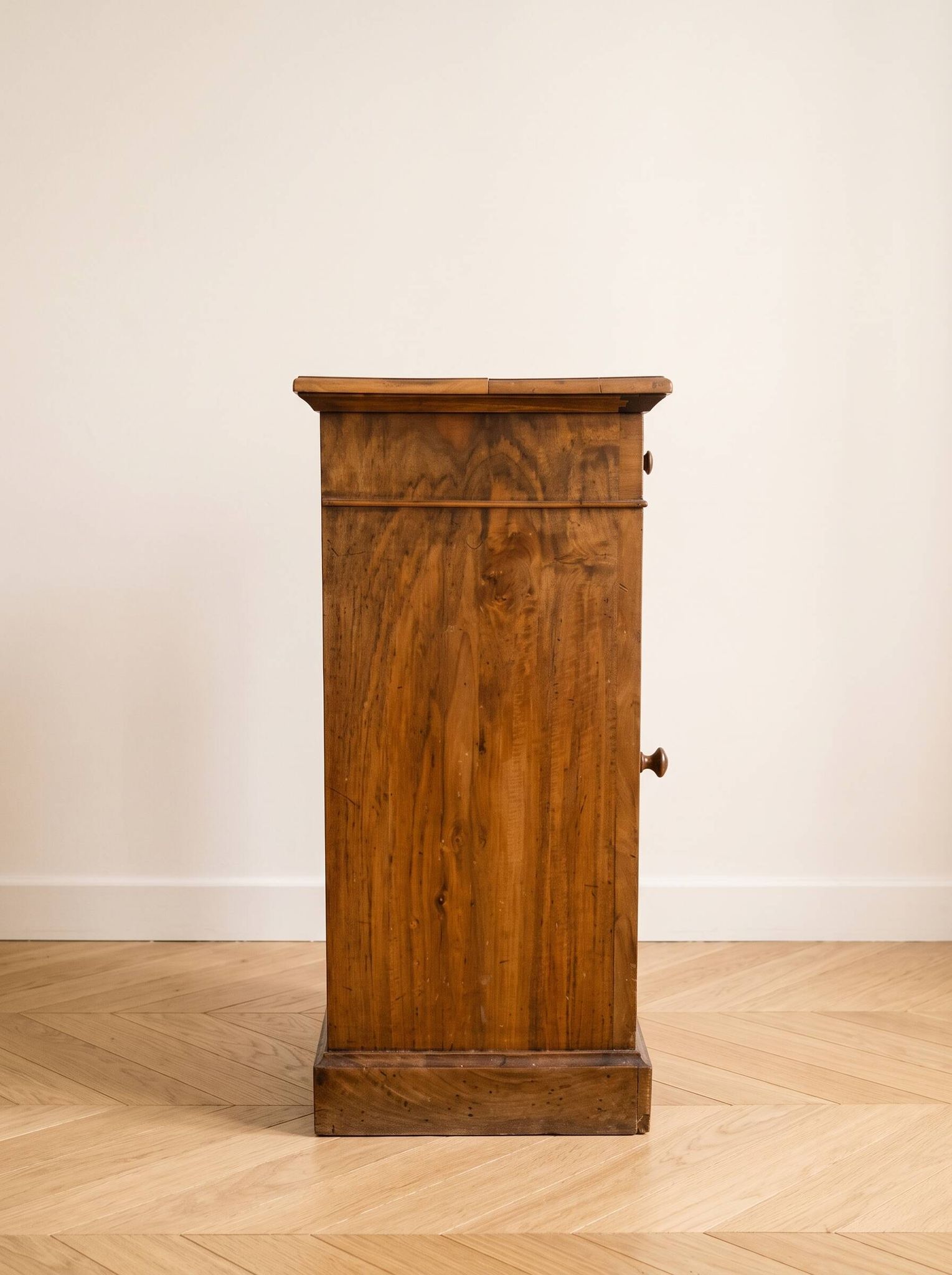 Table de chevet ancienne en bois ciré