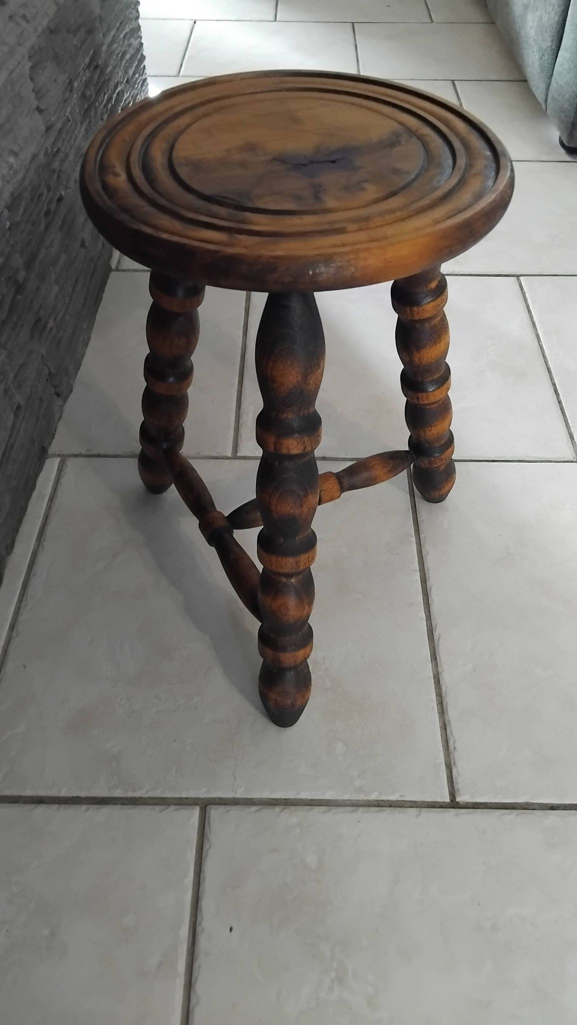 Ancien petit tabouret tripode bois massif vintage ferme
