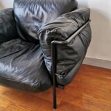 Fauteuil en cuir noir circa 1970