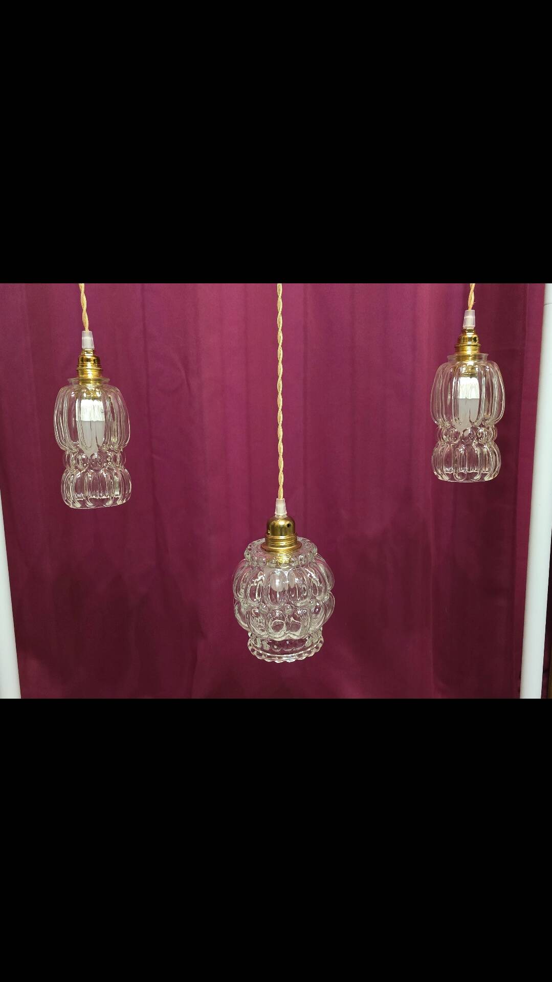 Suspension with 3 transparent bubble glass globes.