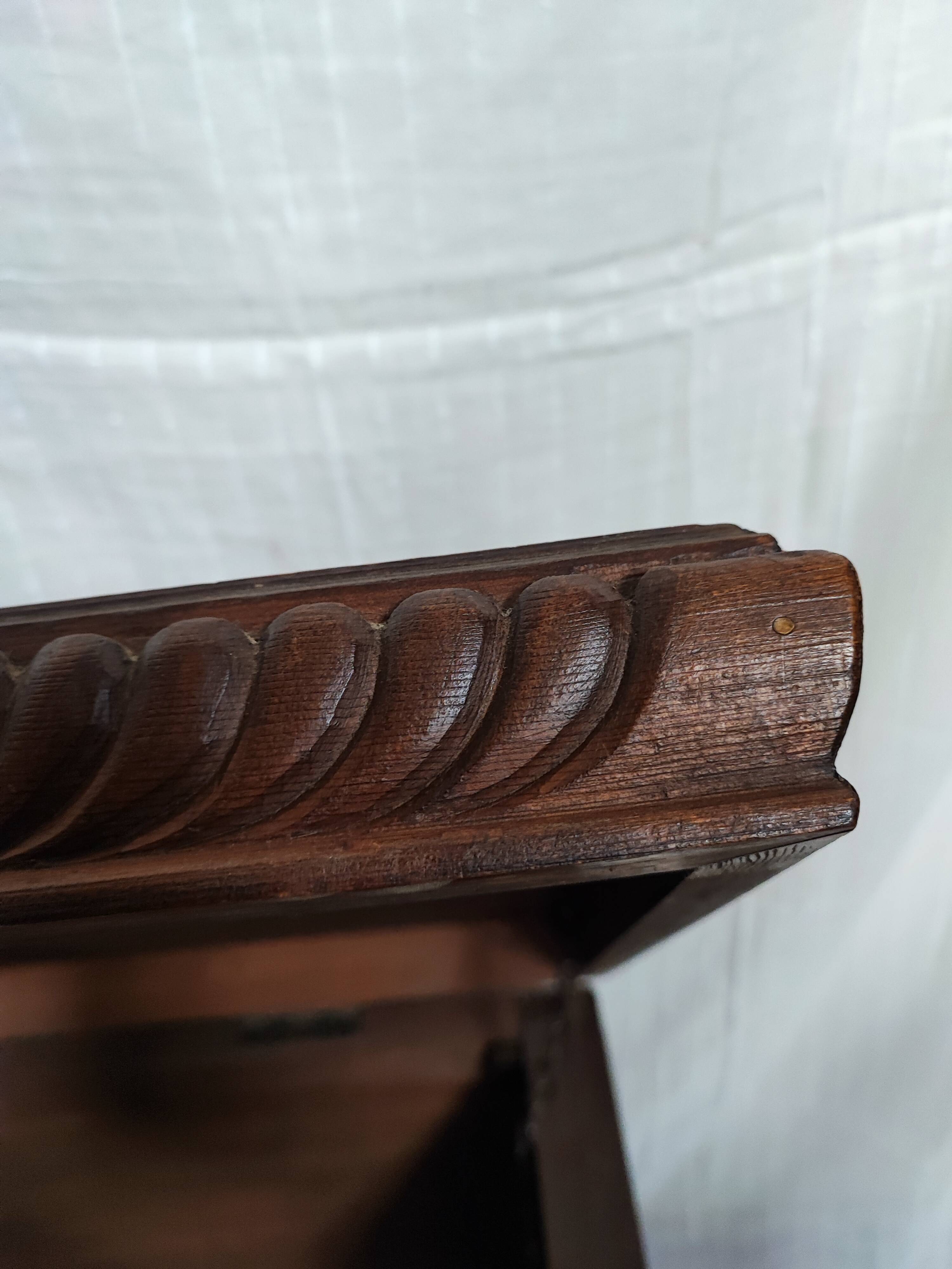 Ancien coffre en bois sculpté oriental