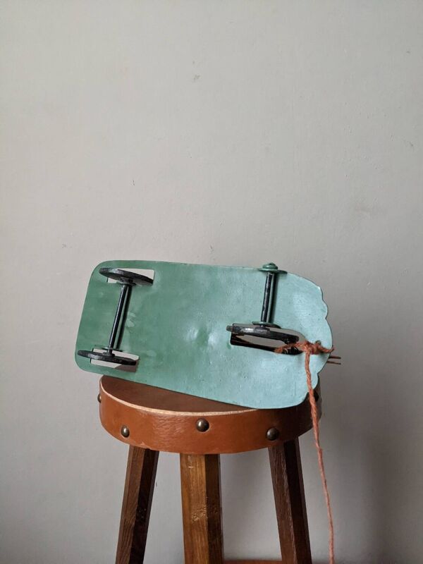 Jouet ancien à tirer métal décor peint à la main clown cirque