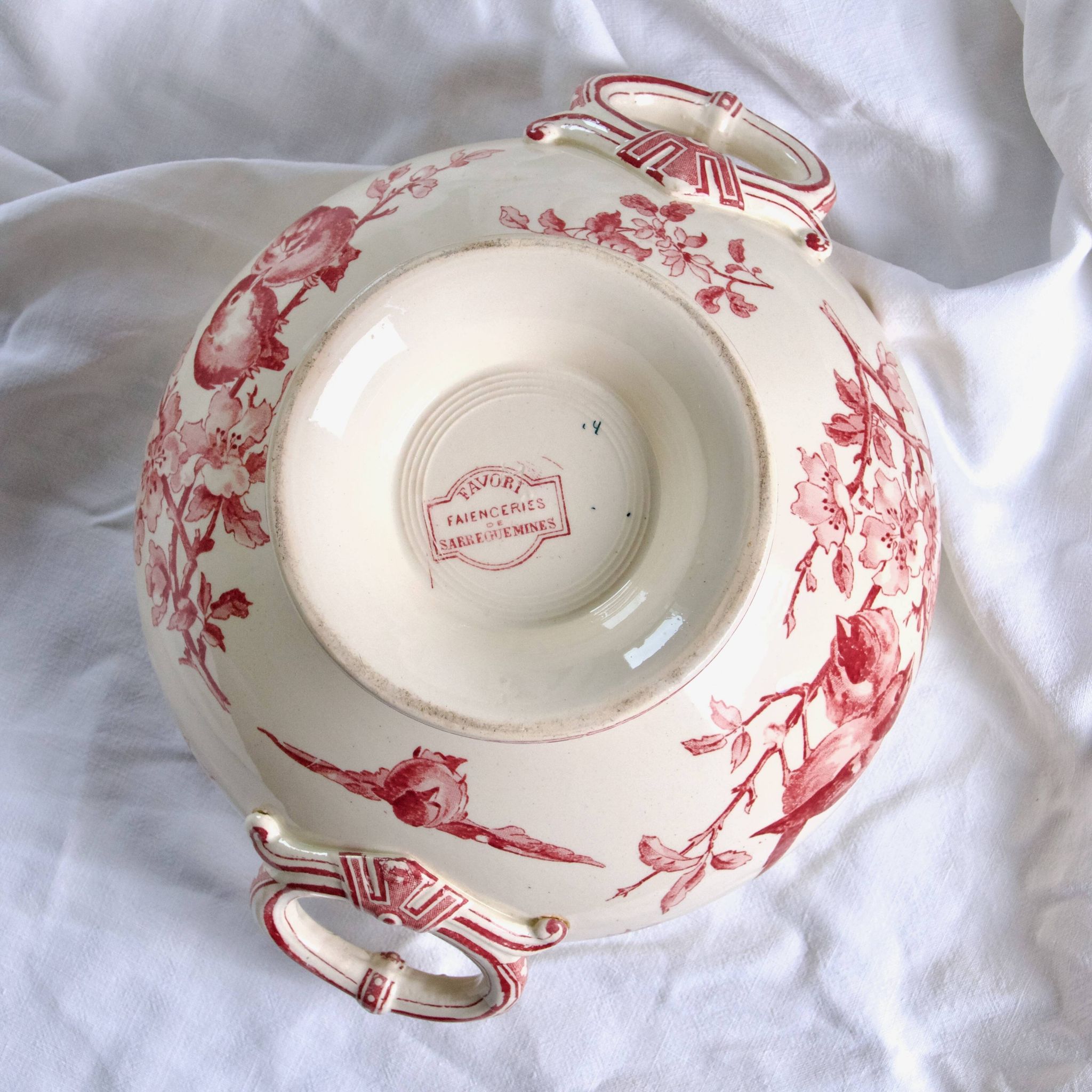 Salad bowl, soup tureen in pink ironware Sarreguemines "Favori" service, 19th century