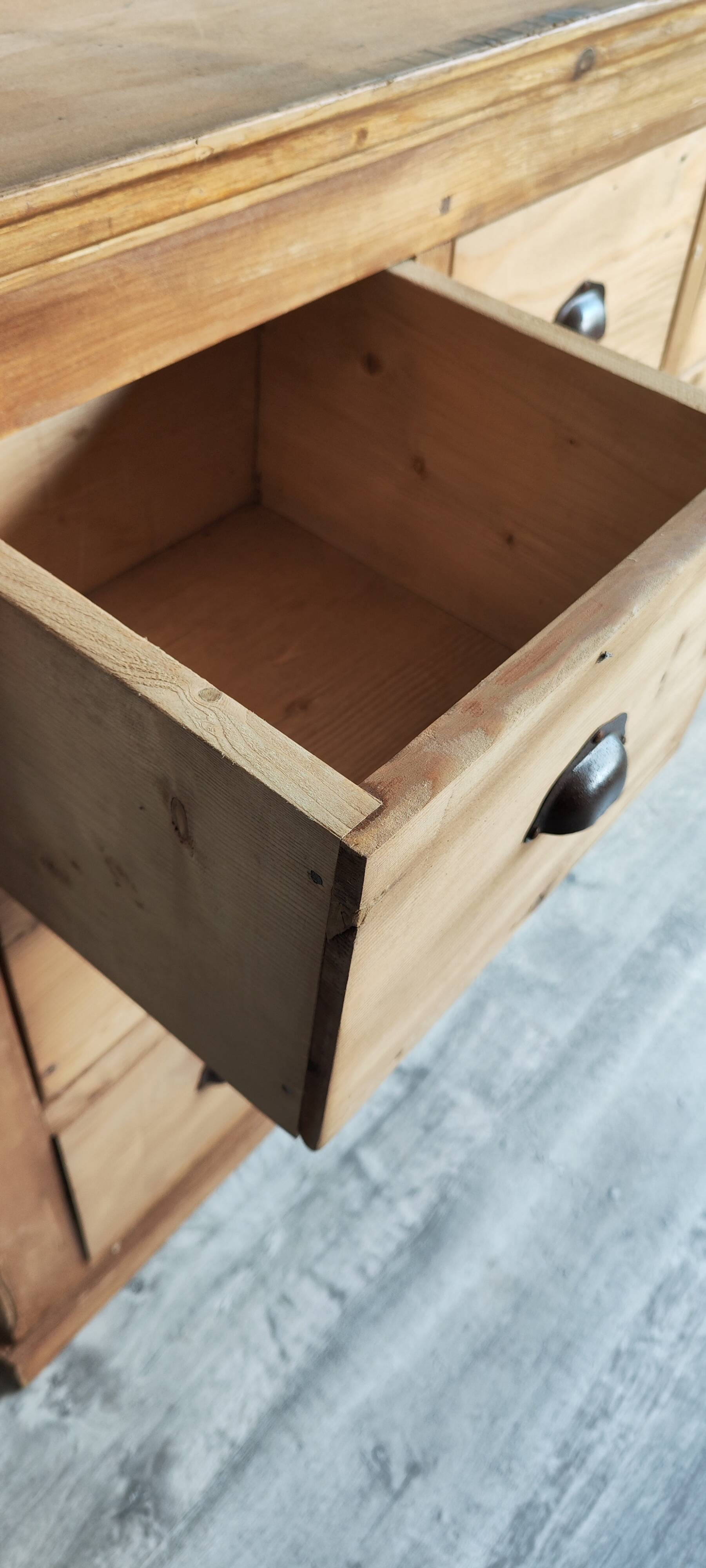 Trades furniture 9 drawer pine handles shells