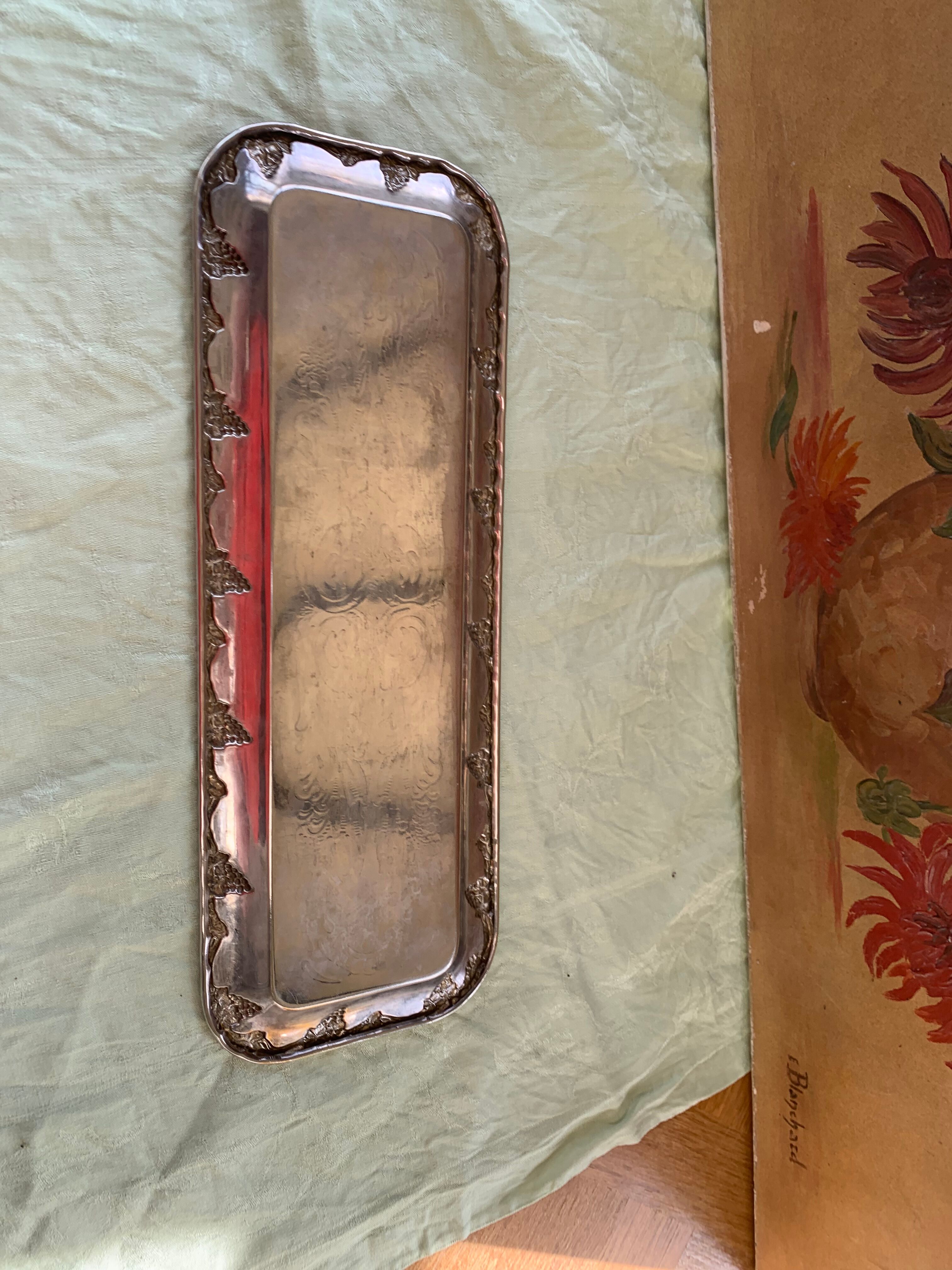 Rectangular metal top in chiseled silver color and vintage grape pattern