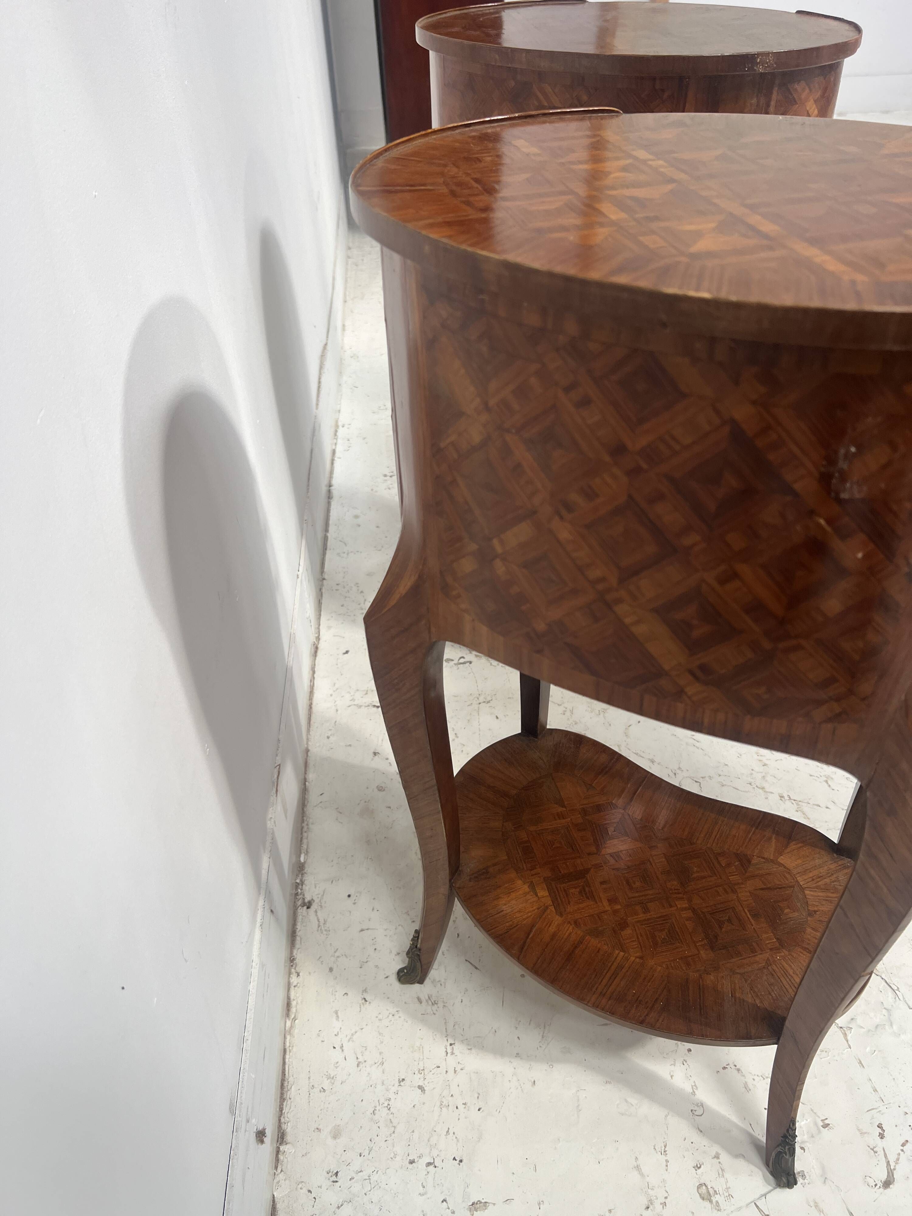 Pair of small kidney-shaped commodes in marquetry veneer, 20th century.