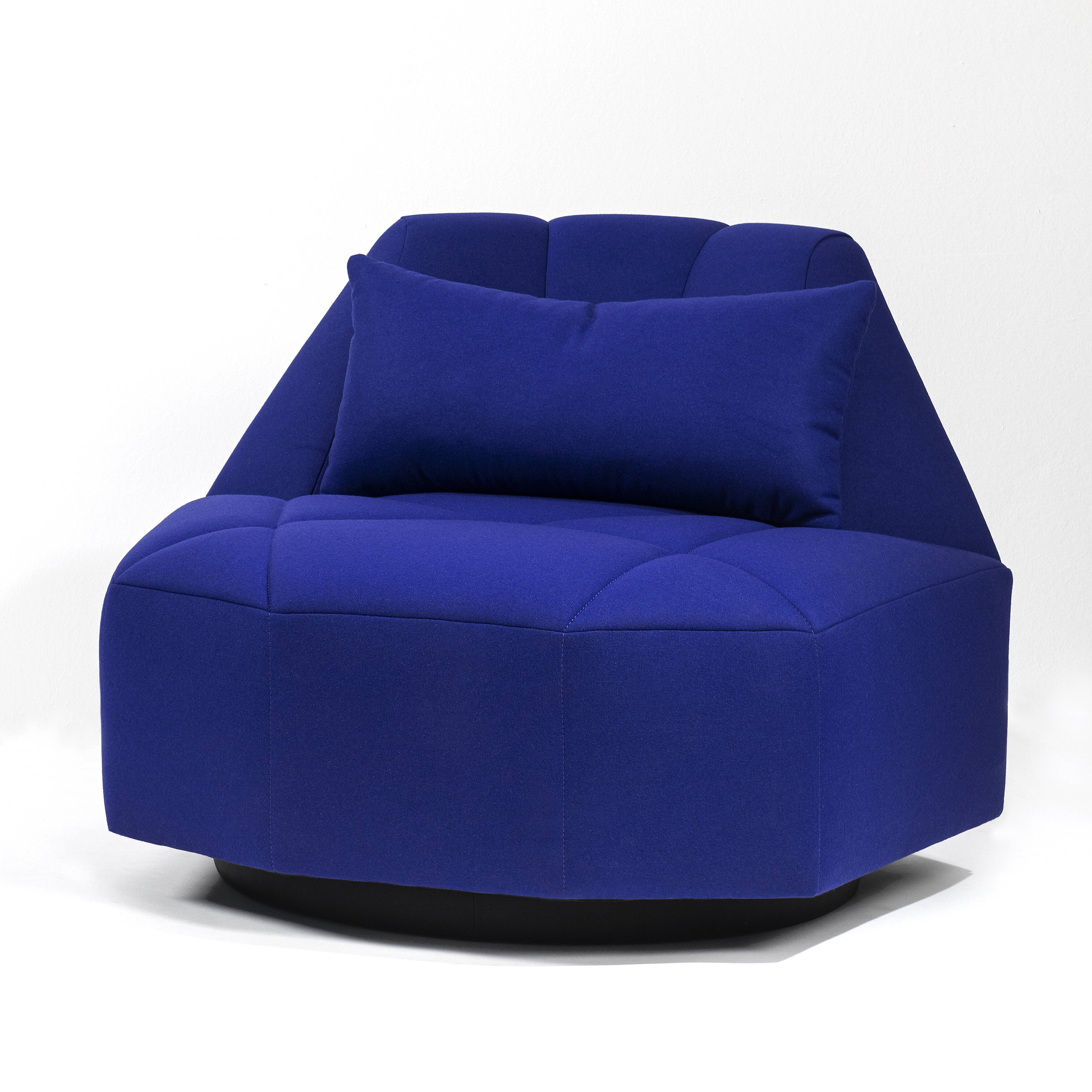 Contemporary swivel armchair