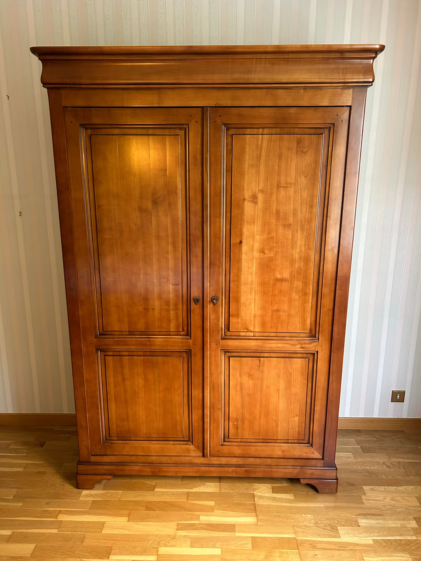 Magnificent solid wood wardrobe