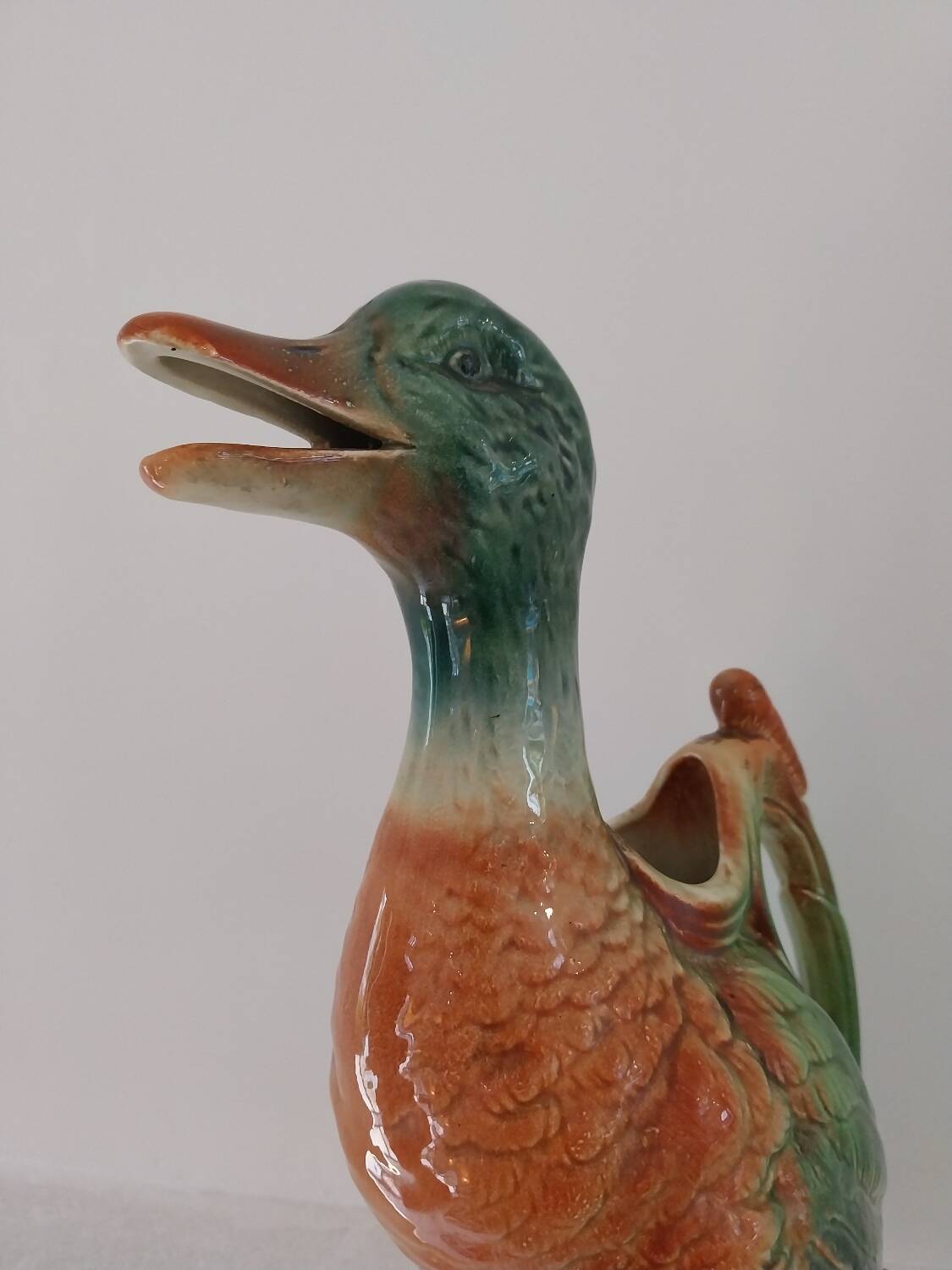 Water jug in slipware from the 1960s. Decorated with a coloured duck. Unmarked.