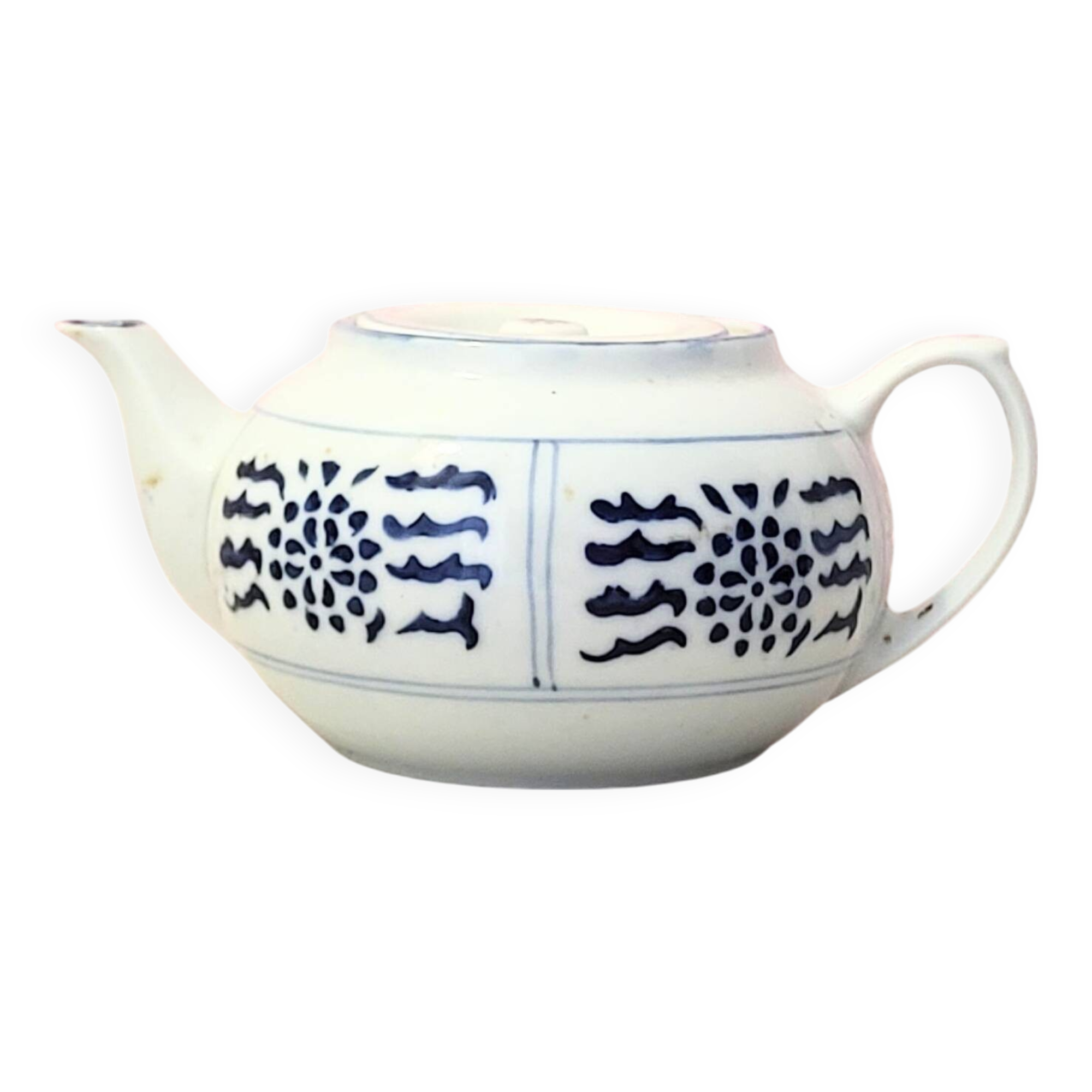 Antique white and blue Chinese porcelain teapot – floral decoration