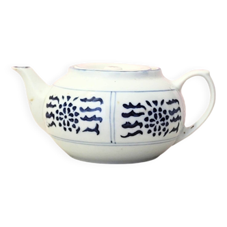 Théière ancienne en porcelaine de Chine blanche et bleue – décor floral