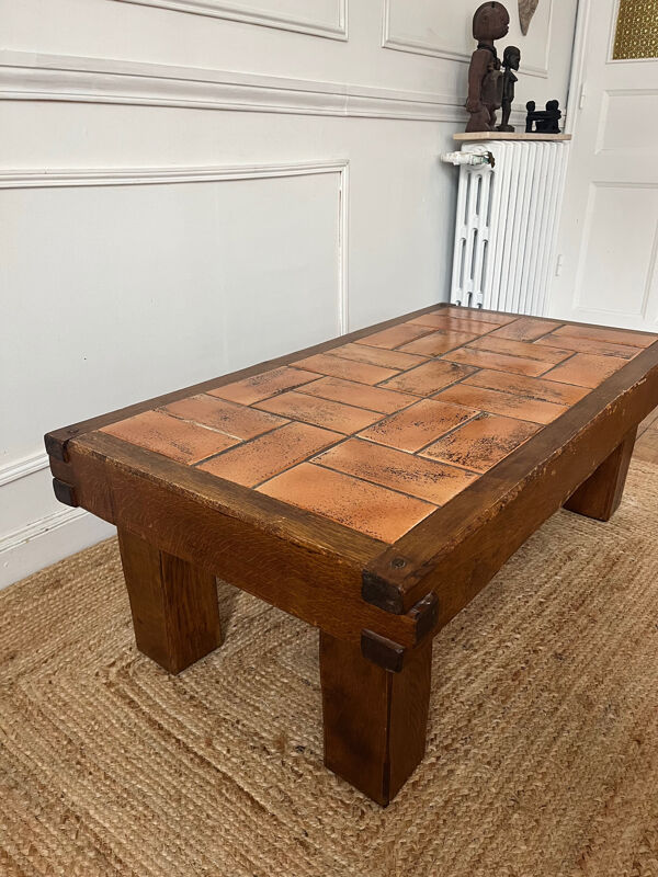 Table basse carrelage et bois brutaliste
