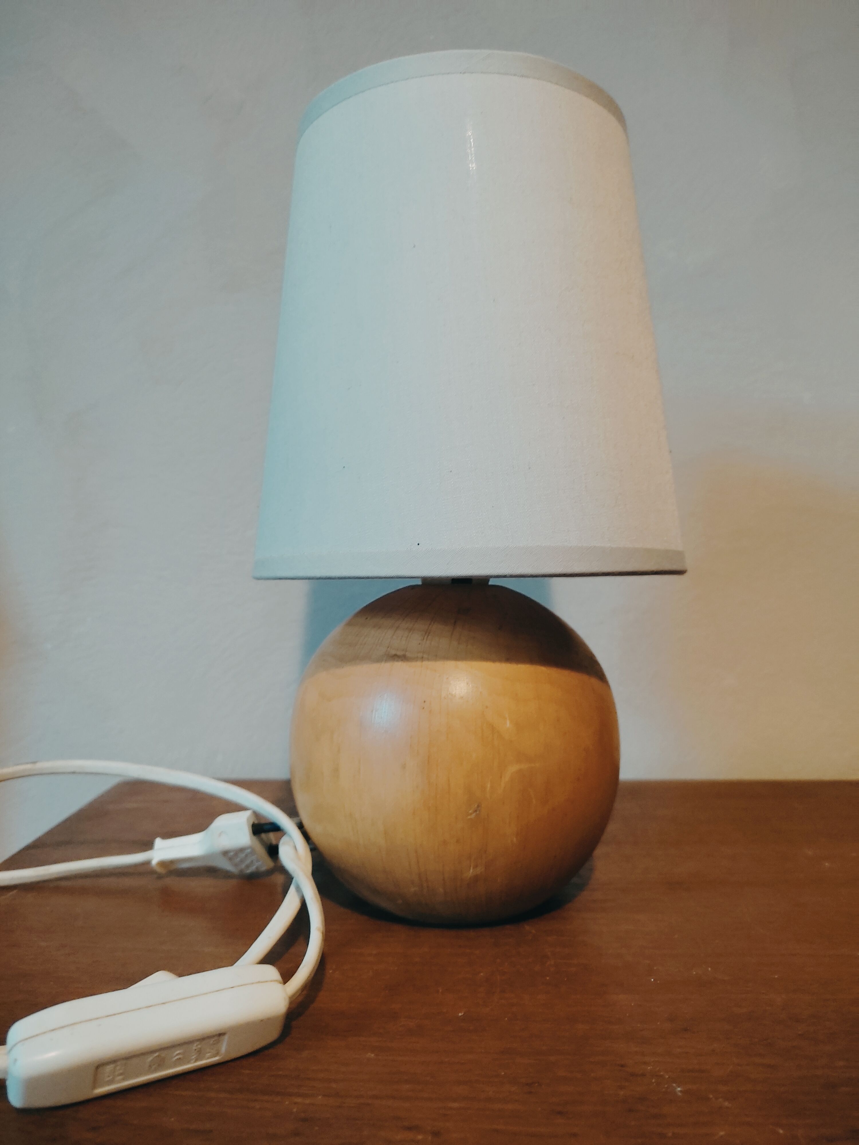 Lampe boule en bois