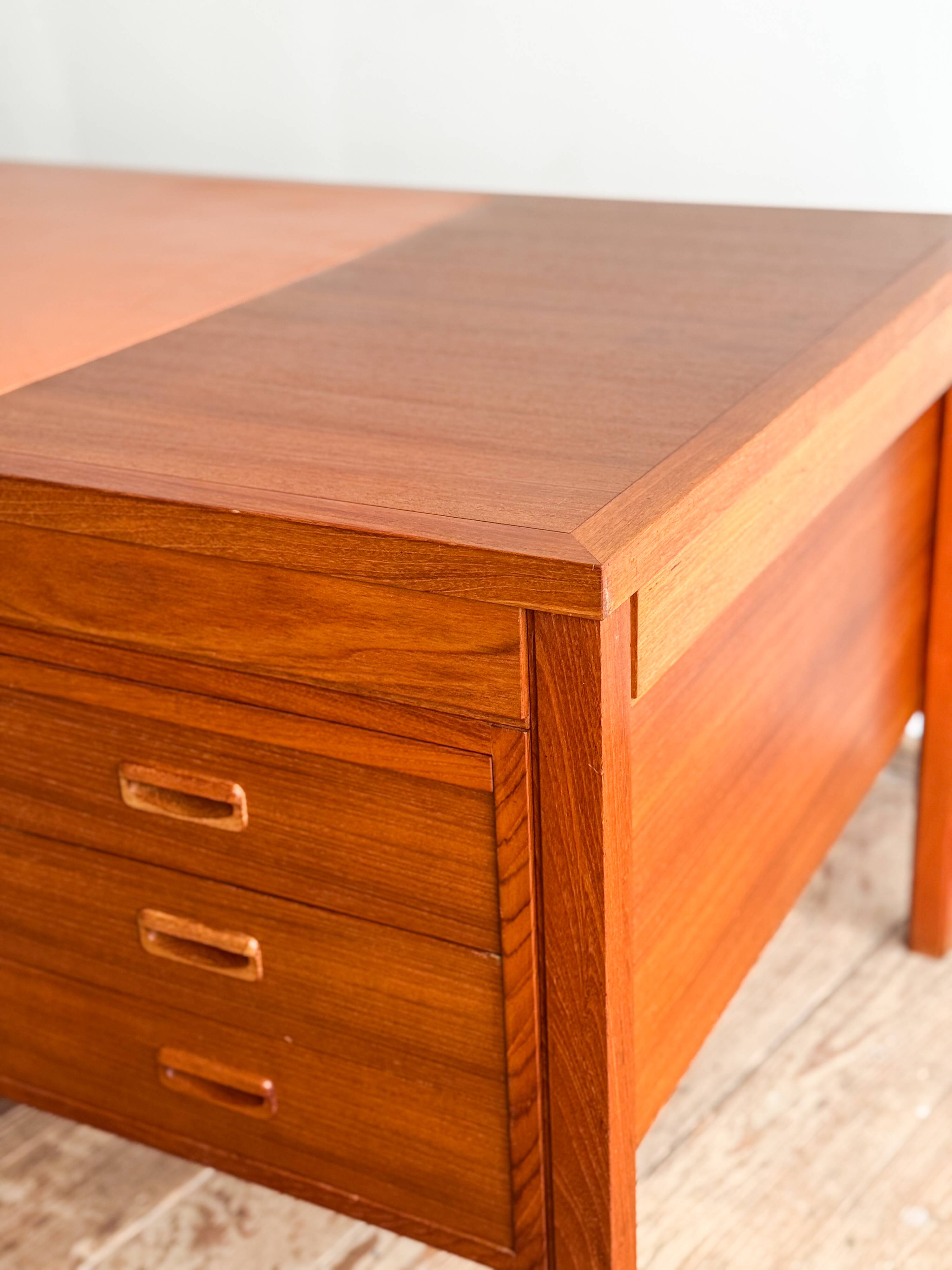 Grand bureau de direction en teck avec cuir, années 60