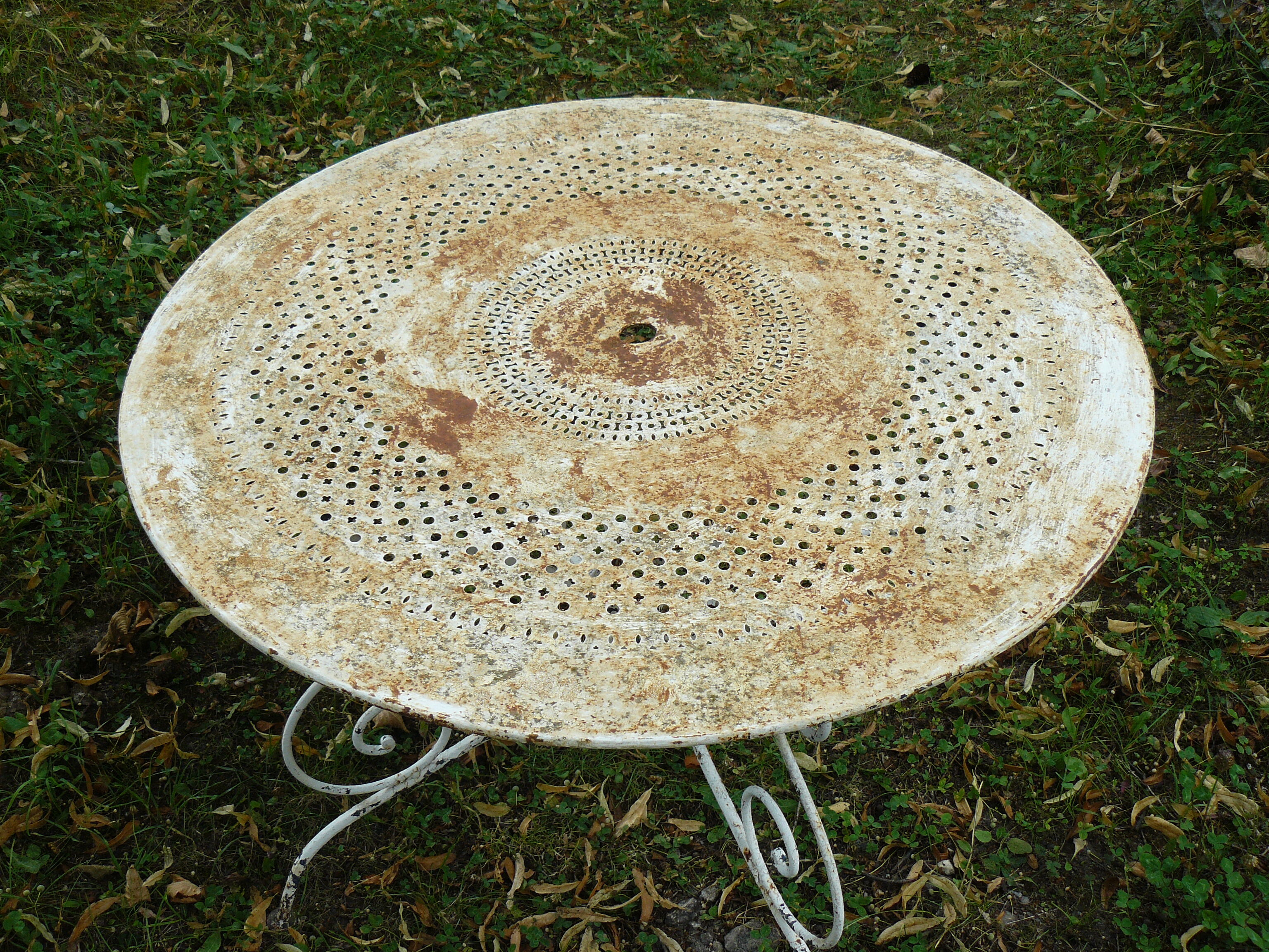Garden round table in iron