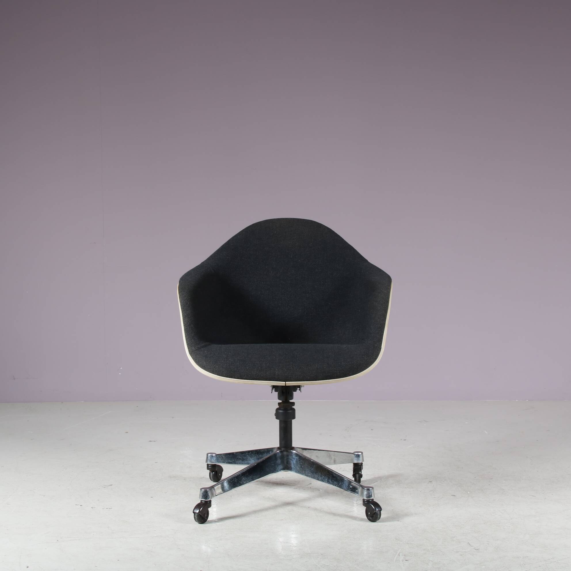 1970s office chair by Charles & Ray Eames for Herman Miller, USA