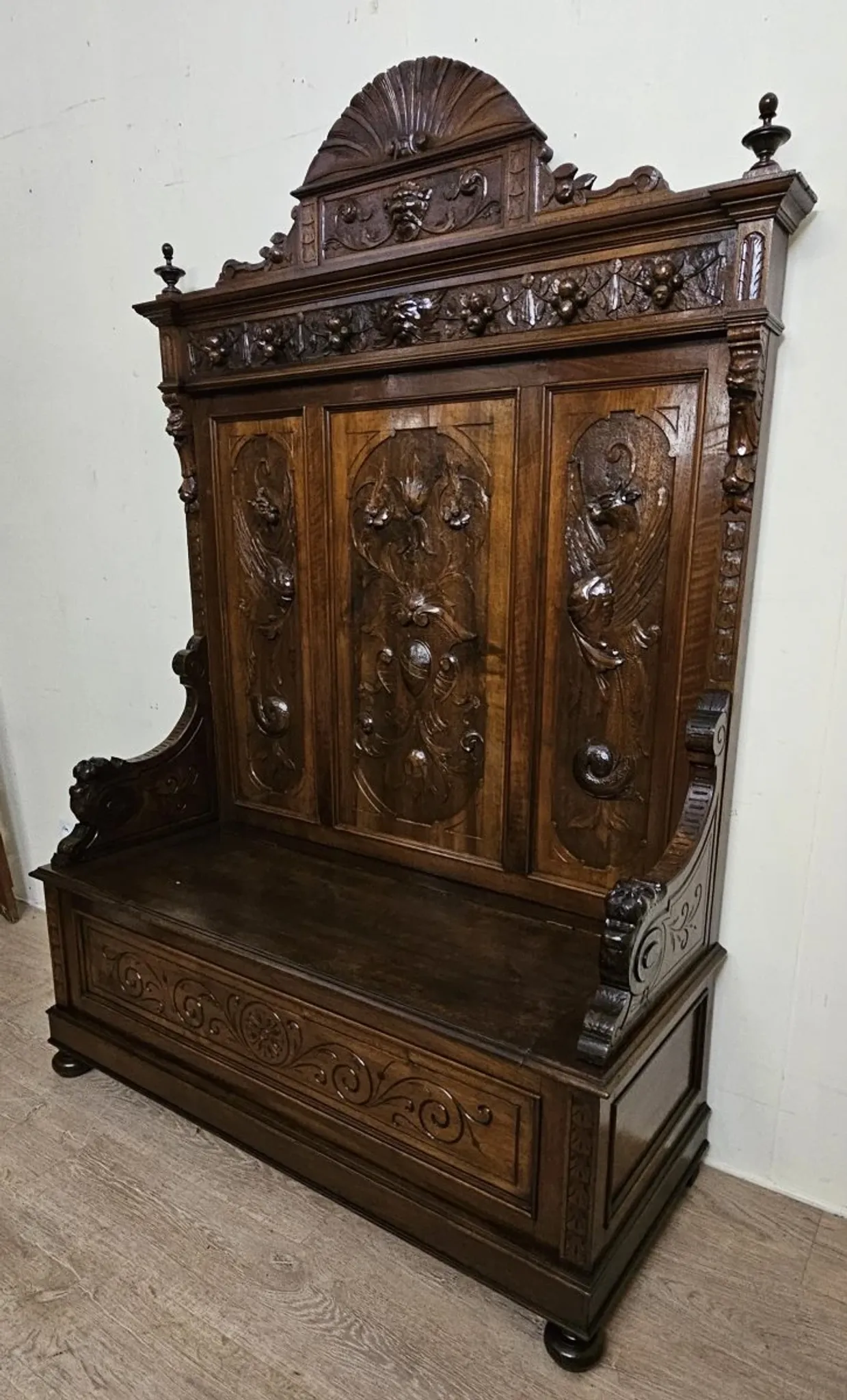 Coffre-banc Renaissance en noyer sculpté – XIXe siècle