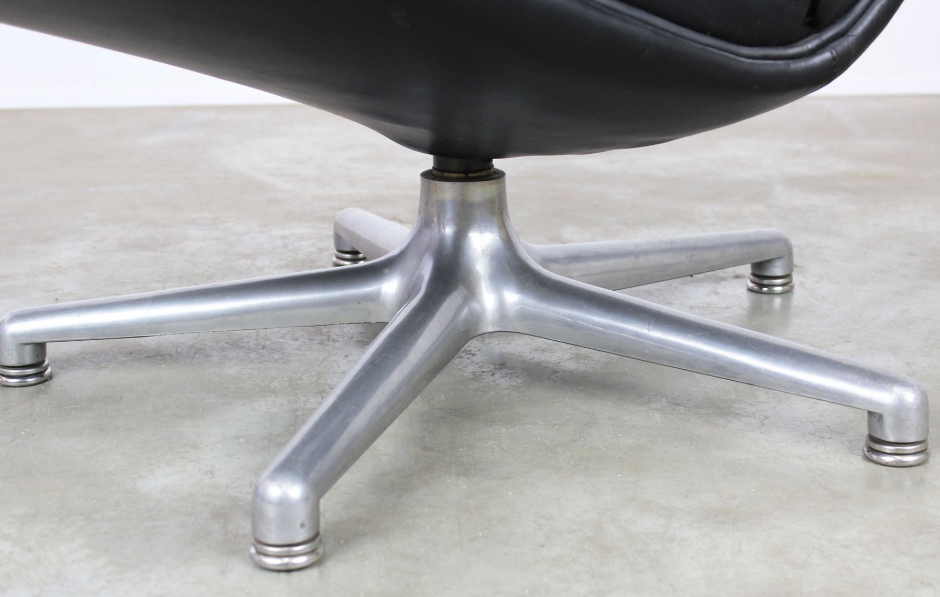 Black leather F141 armchair by Geoffrey Harcourt for Artifort 1970s