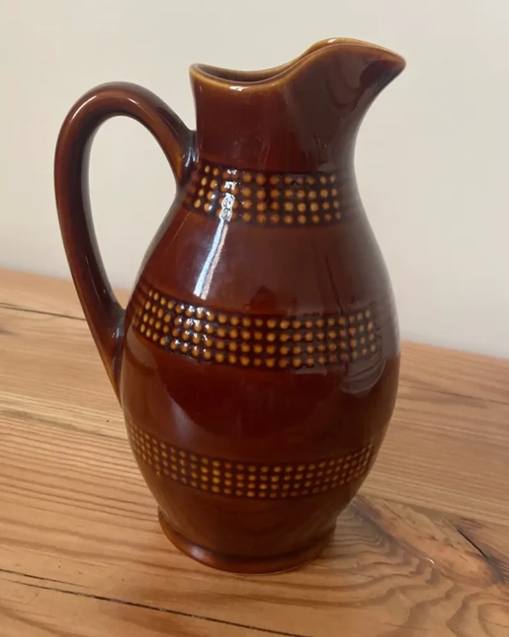 Pichet vase vintage en grès du Berry émaillé brun – décor géométrique