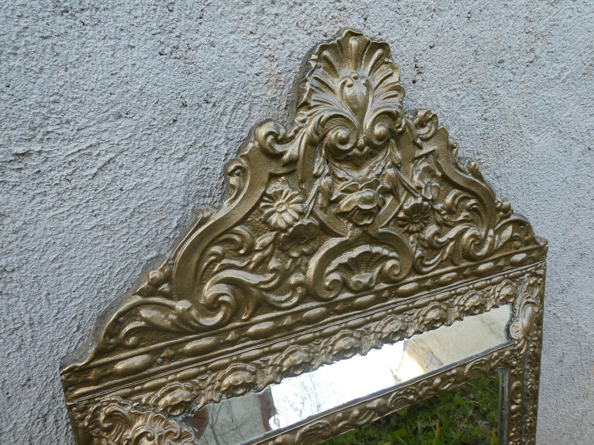 Old mirror with closed screens in golden repelled brass 72 x 42 cm