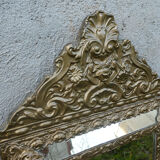 Miroir ancien à pare-closes en laiton repoussé doré 72 x 42 cm