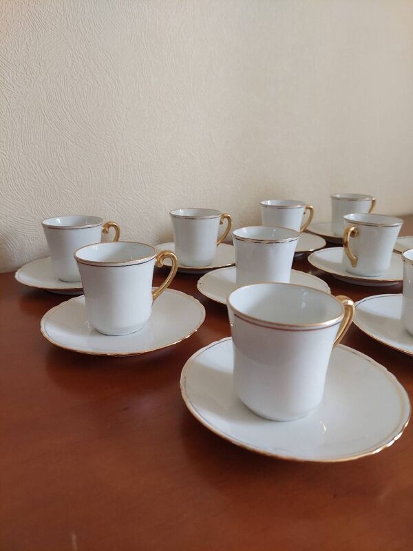 11 tasses et soucoupes Bernardaud Limoges blanches et dorées