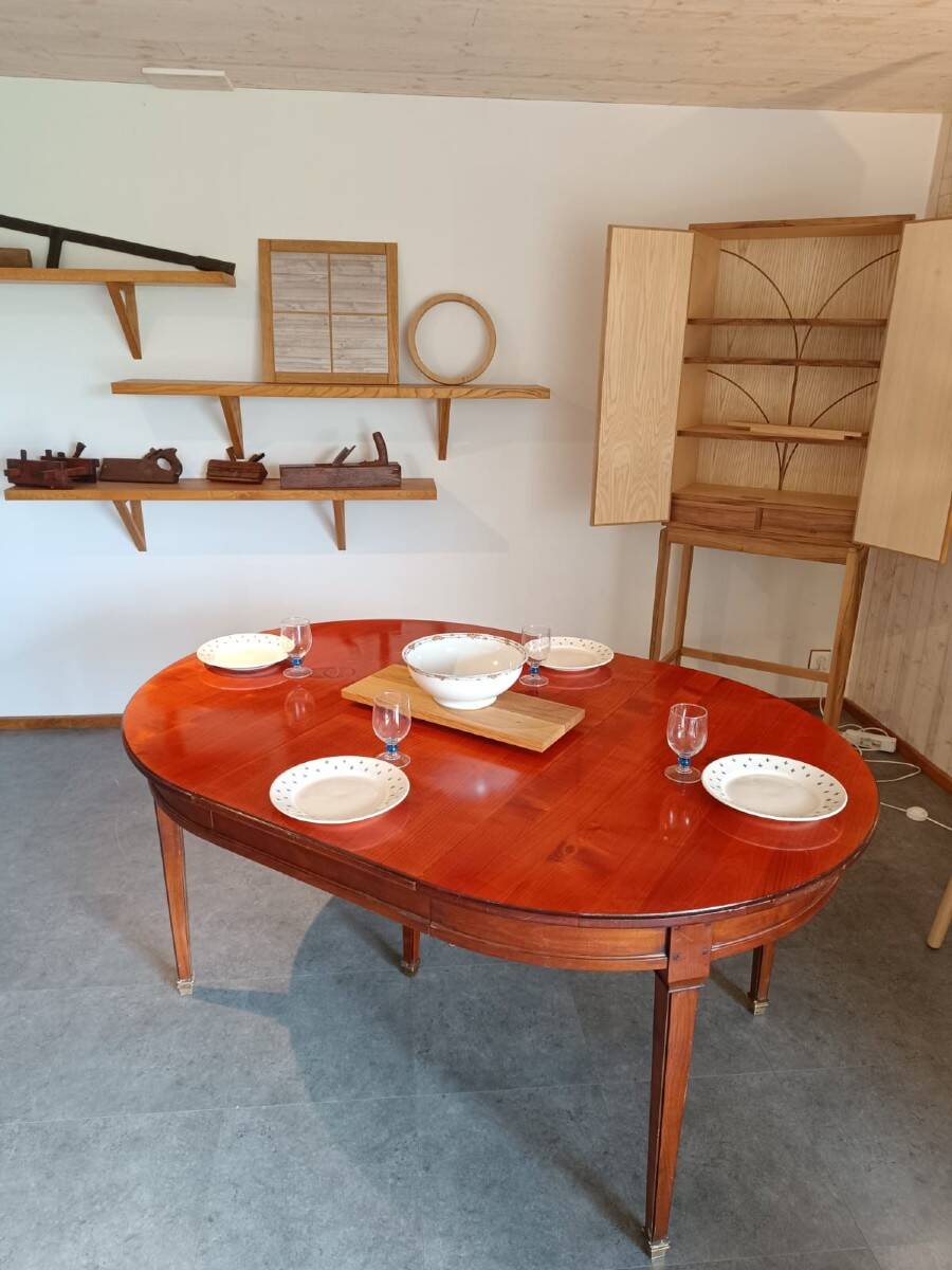 DINING TABLE IN EXOTIC WOOD IN PERFECT CONDITION