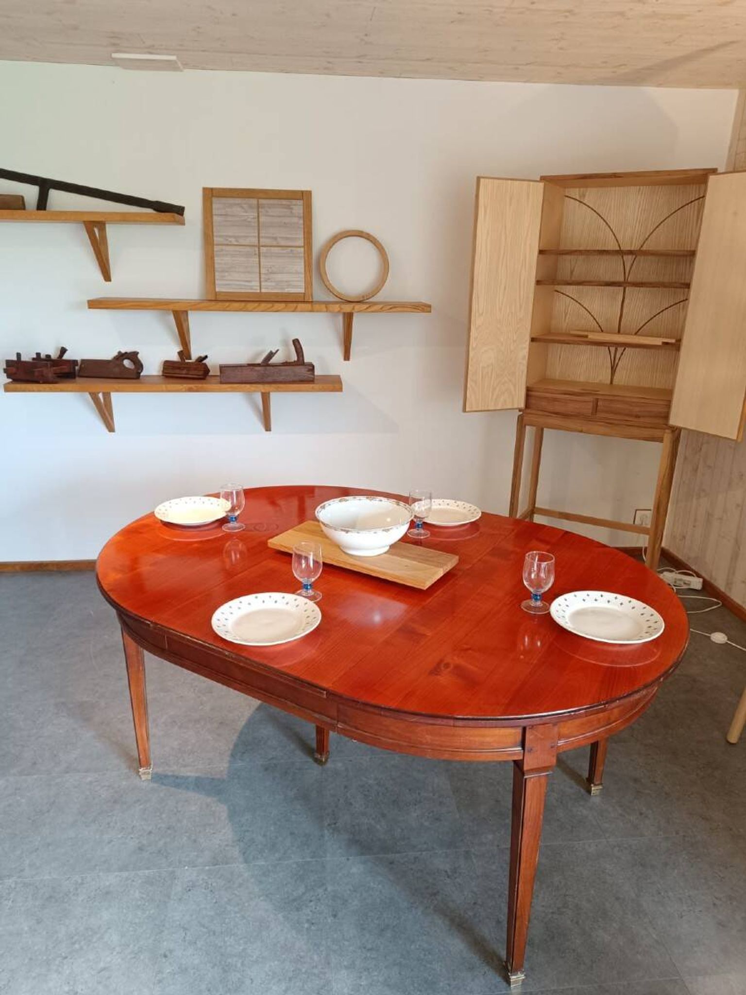Table de salle à manger en bois exotique
