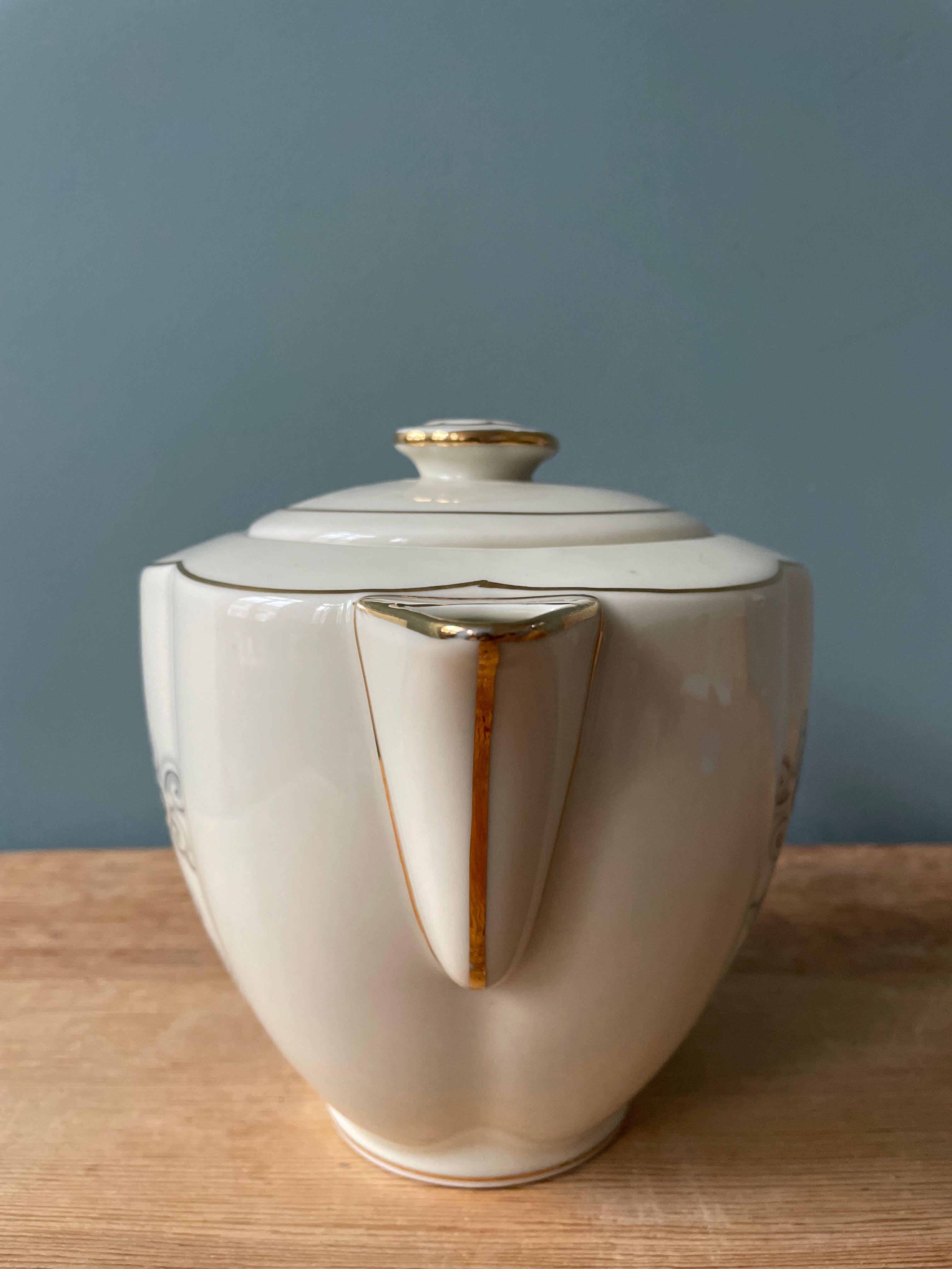 Teapot in Limoges porcelain. Charles Ahrenfeldt House