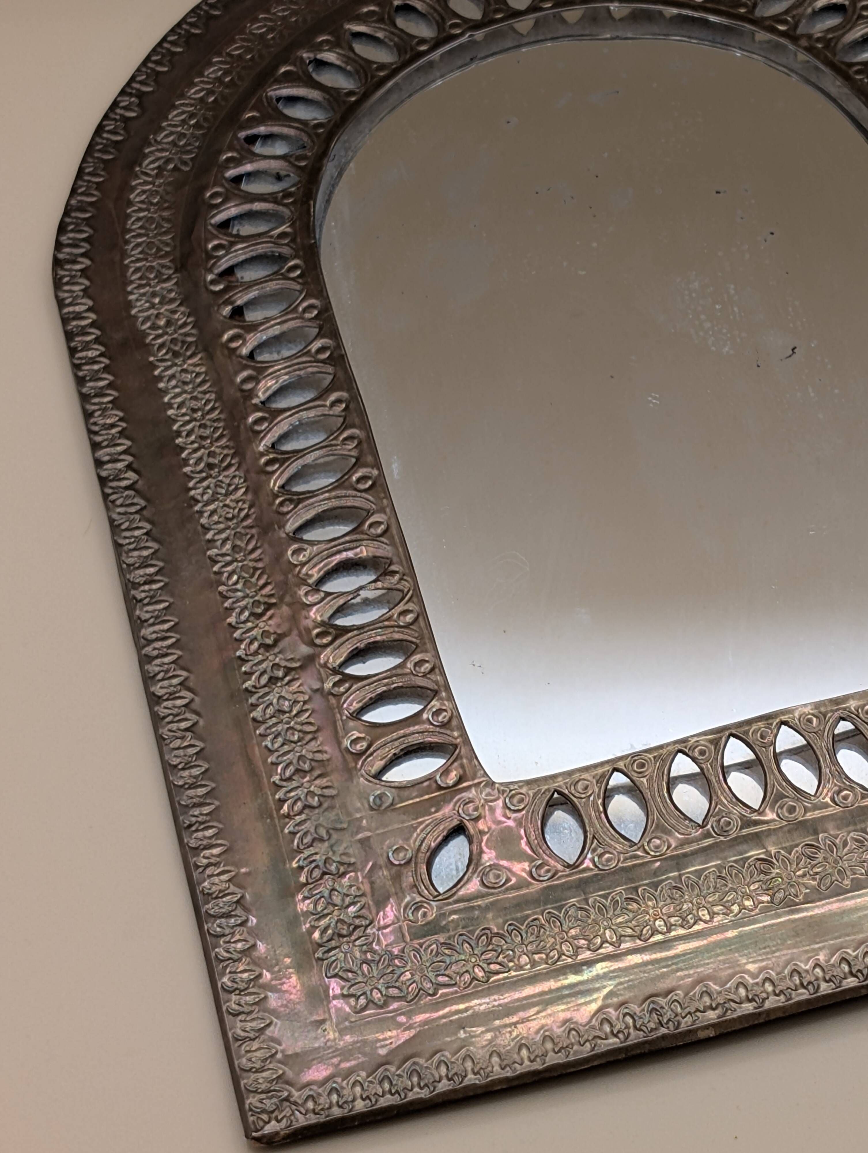 Miroir ancien doré à décor sculpté de style ethnique