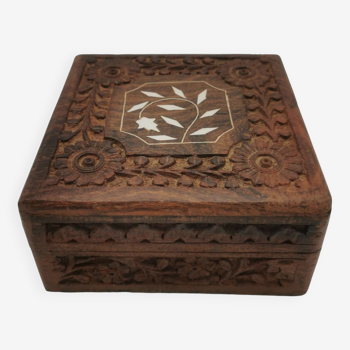 Boîte à bijoux bois sculpté et nacre