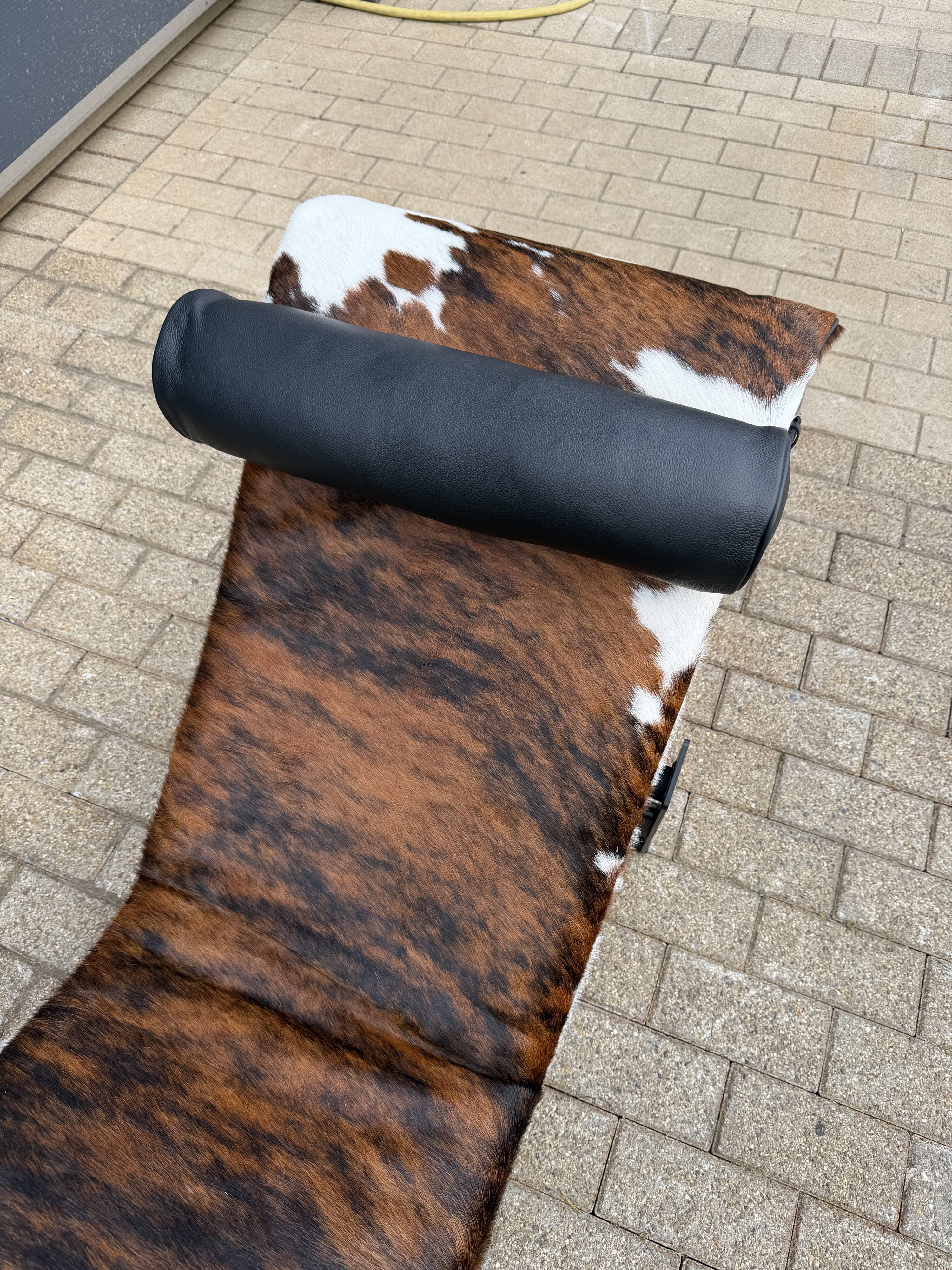 Cassina LC4 Le Corbusier original (signed) in cowhide, in new condition.