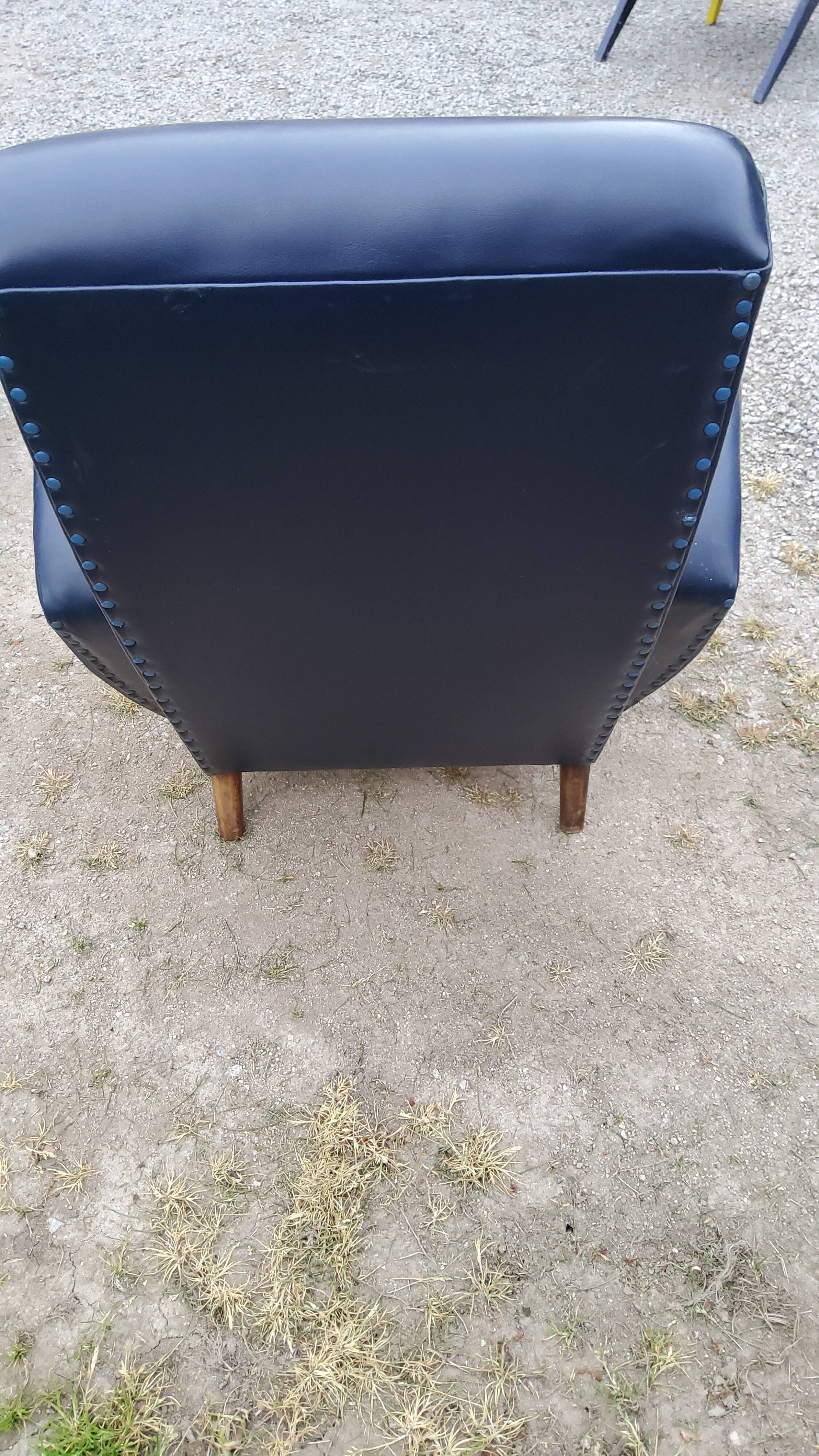 Paire de fauteuils des années 50 pieds compas recouverts de skaï bleu marine