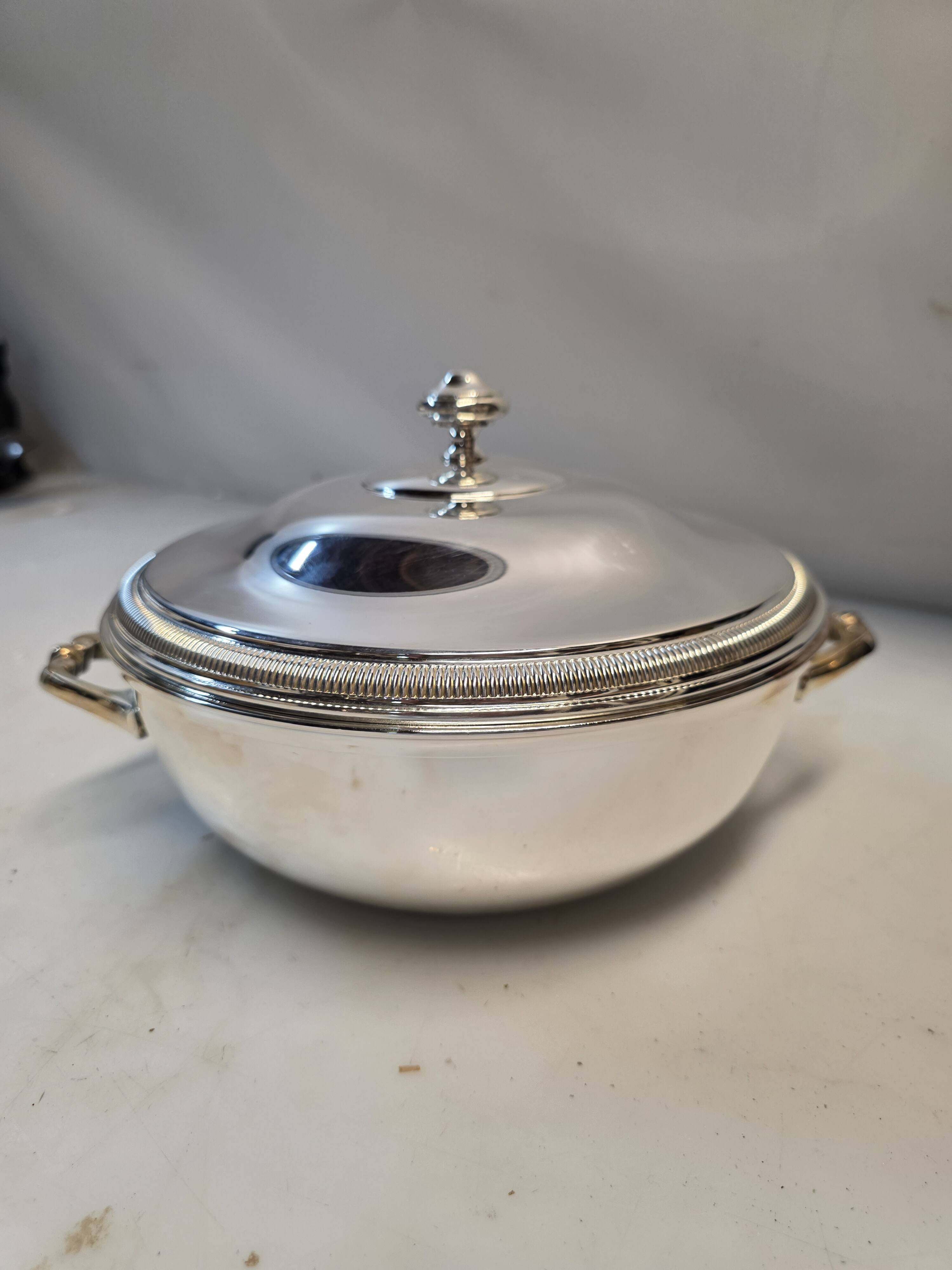 Soup tureen or vegetable dish in silver-plated metal – French silversmithing