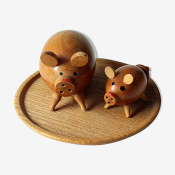 Wooden salt and pepper shaker in the shape of small pigs on a wooden tray, vintage from the 1950s