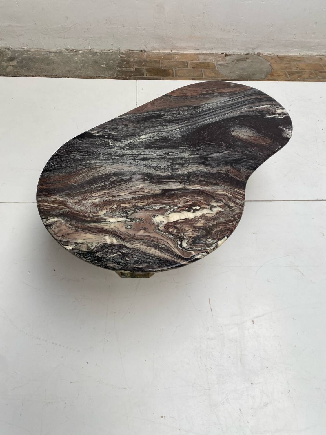 Table basse en marbre de Carrare forme organique
